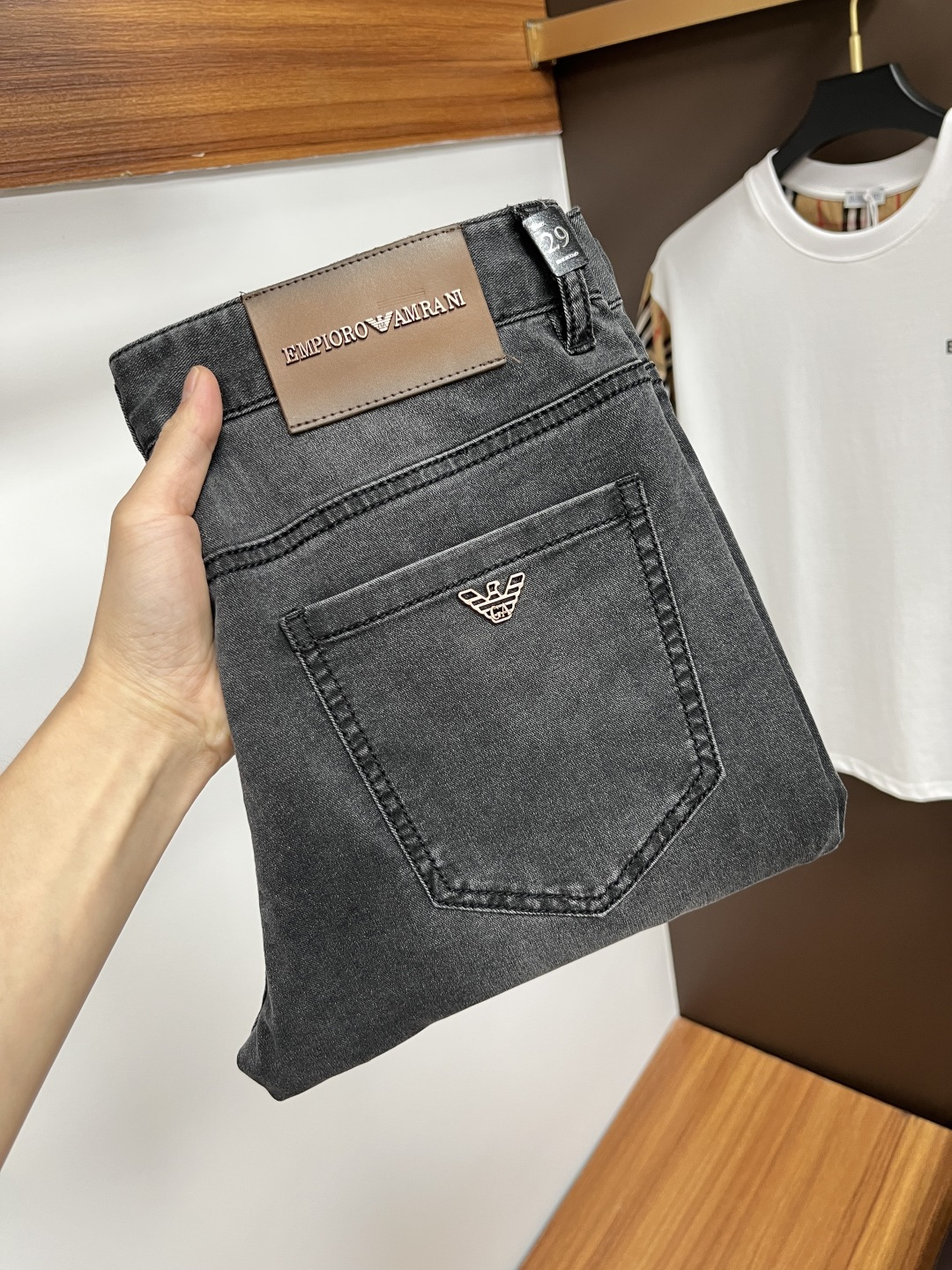 NO:413306,Armani 2025ss Snake Summer New Year Jeans. Original 1:1 production, perfect choice for daily life, simple, atmospheric, fashionable and stylish, customized imported tannin fabric, heavy industry washing process, complex and exquisite workmanship. It is easy to meet the needs of all seasons, soft and elastic, smooth and neat, original auxiliary hardware, L10 upper body comfortable and easy to match, durable code number 29-38, Armani, jeans, alexander wang19860909阿玛尼 2025ss蛇年夏季贺岁款牛仔裤.原单1:1制作,日常必备的完美之选,简单大气亦时尚有型,定制进口丹宁面料 ,重工洗水工艺,做工复杂工艺精湛.轻松迎合四季需要,手感柔软带弹力,流畅利落,原版辅料五金,L10上身舒适非常易搭耐看码数29-38,,armani,jeans,alexander wang,Men's clothing