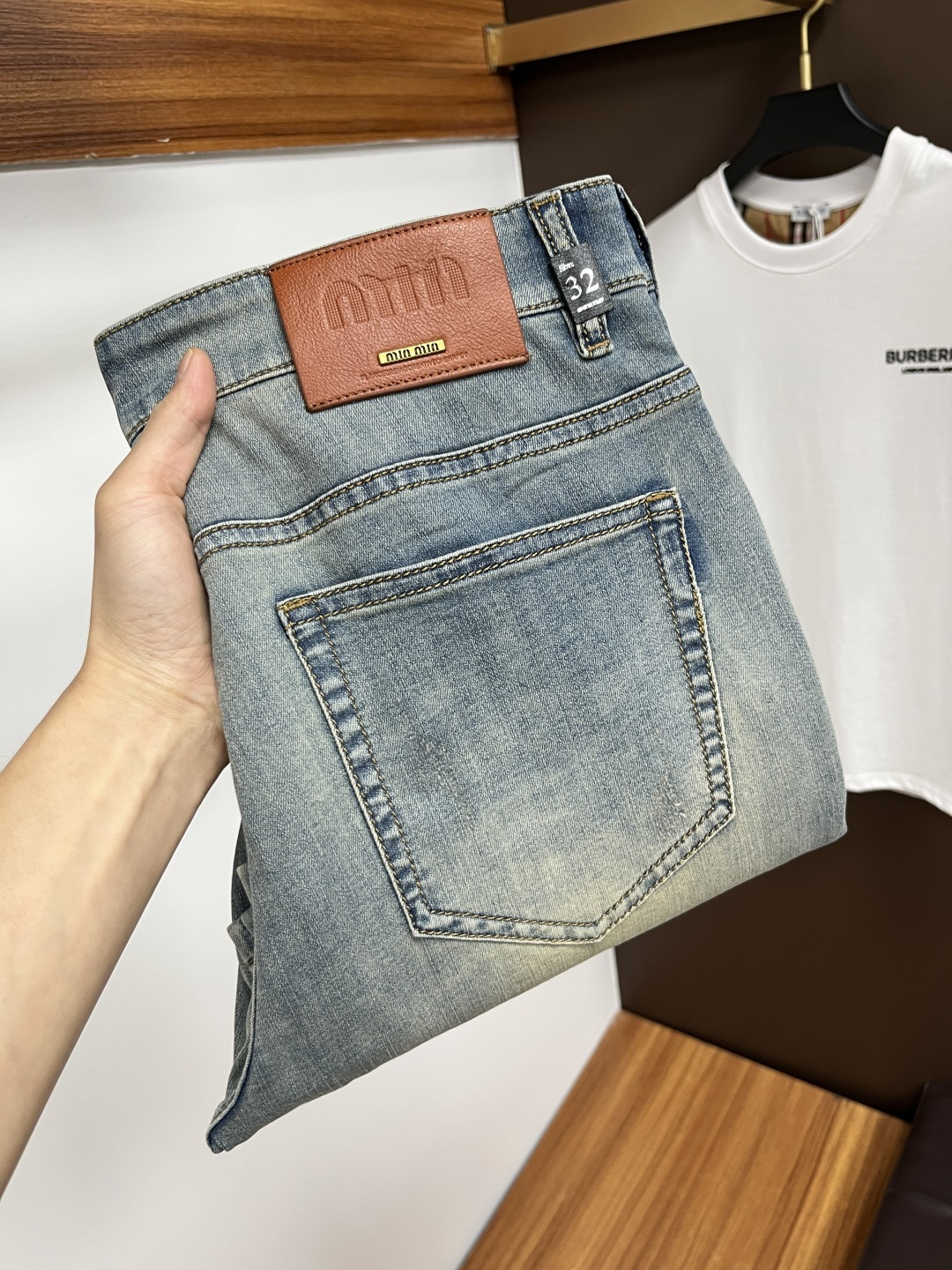 NO:413314,Miumiu 2025ss Snake Year Summer New Year Jeans. Original 1:1 production, perfect choice for daily life, simple, atmospheric, fashionable and stylish, customized imported tannin fabric, heavy industry washing process, complex and exquisite workmanship. It is easy to meet the needs of all seasons, soft and elastic, smooth and neat, original auxiliary hardware, L10 upper body comfortable and easy to match, durable code number 29-38,,miumiu, jeans, alexander wang19860909miumiu 2025ss蛇年夏季贺岁款牛仔裤.原单1:1制作,日常必备的完美之选,简单大气亦时尚有型,定制进口丹宁面料 ,重工洗水工艺,做工复杂工艺精湛.轻松迎合四季需要,手感柔软带弹力,流畅利落,原版辅料五金,L10上身舒适非常易搭耐看码数29-38,,miumiu,jeans,alexander wang,Men's clothing