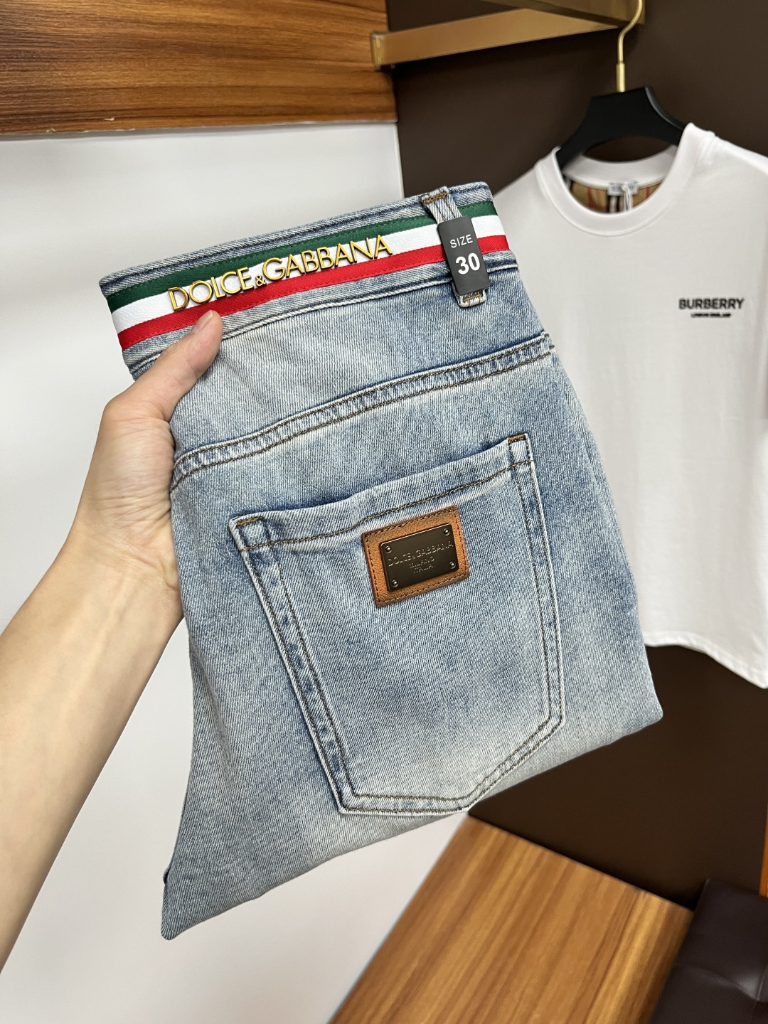 NO:413320,DG 2025ss Snake Year Summer New Year Jeans. Original 1:1 production, perfect choice for daily life, simple, atmospheric, fashionable and stylish, customized imported tannin fabric, heavy industry washing process, complex and exquisite workmanship. Easy to meet the needs of all seasons, soft and elastic, smooth and neat, original auxiliary materials, L10 upper body comfortable and easy to match, durable code number 29-38, jeans, alexander wang19860909DG 2025ss蛇年夏季贺岁款牛仔裤.原单1:1制作,日常必备的完美之选,简单大气亦时尚有型,定制进口丹宁面料 ,重工洗水工艺,做工复杂工艺精湛.轻松迎合四季需要,手感柔软带弹力,流畅利落,原版辅料五金,L10上身舒适非常易搭耐看码数29-38,,jeans,alexander wang,Men's clothing