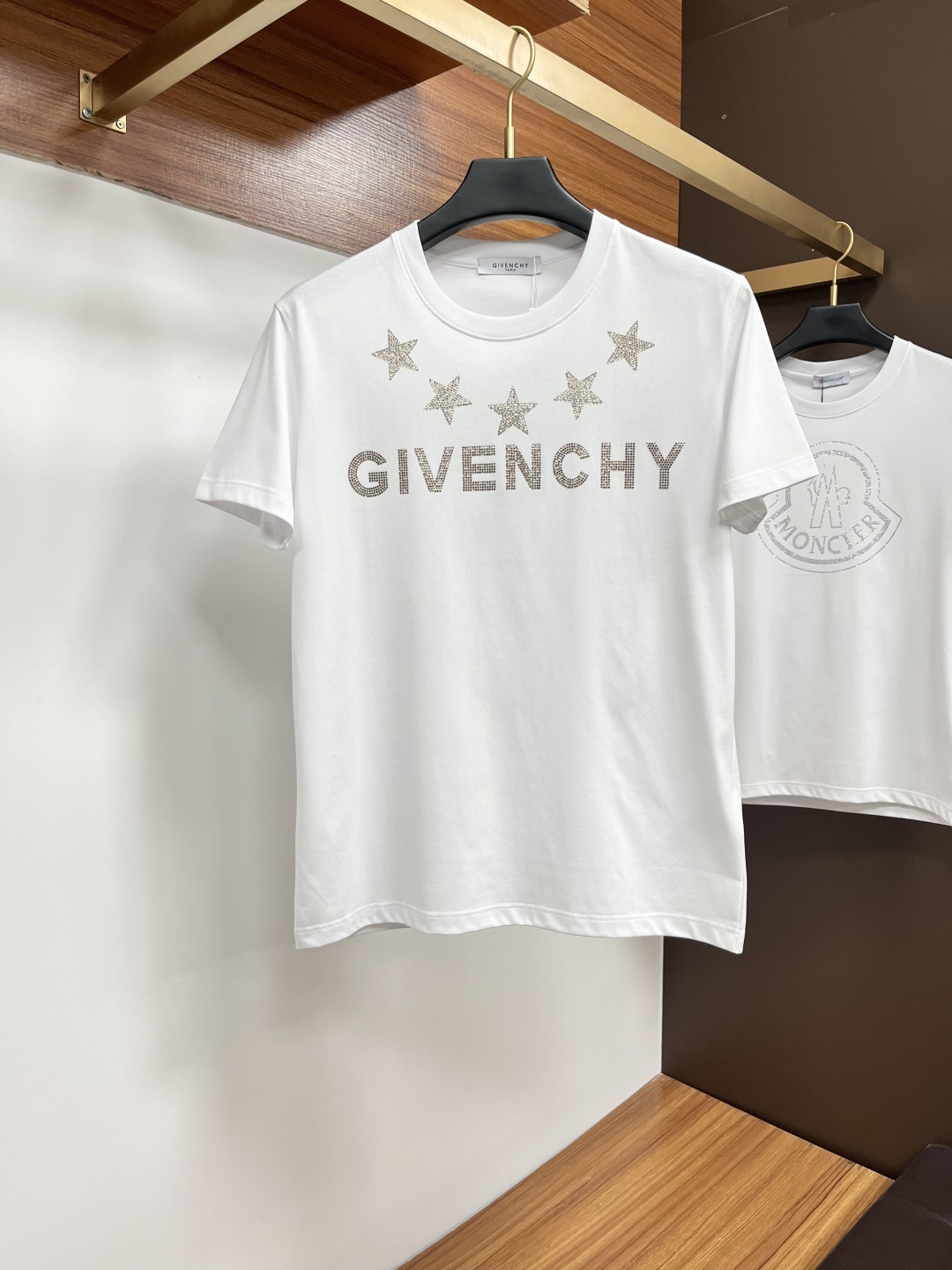 NO:746533,Givenchy 26ss new spring and summer crystal diamond round neck short-sleeved T-shirt, embellished with imported Australian diamond brand logo design on the front, creating a basic men's item and injecting new ideas into the men's wardrobe. Made of 80-count double-strand mercerized cotton fabric, the fabric has a high-end texture, soft and silky, excellent elasticity, anti-wrinkle and anti-yellowing, and is not easy to deform after long-term wear and washing; black white M～4XL,,givenchy,T-shirt,tees,t-shirt,19860909纪梵希 26ss春夏新品水晶钻圆领短袖T恤,正面缀饰有进口澳钻品牌标识设计,打造男士基本款单品,为男士衣橱注入新意.采用80支双股丝光棉面料制成,面料质感高端、柔软丝滑,弹性优良抗皱抗黄,久穿久洗不易变形；黑色 白色 M～4XL,,givenchy,T-shirt,tees，t-shirt,,Men's clothing