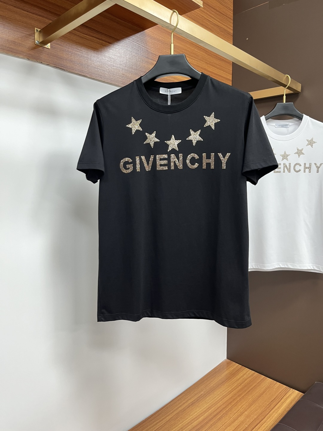 NO:426819,Givenchy 25ss Spring and Summer New Crystal Diamond Round Neck Short-Sleeve T-shirt, with the front embellished with imported Australian diamond brand logo design, creating a basic men's item, injecting new ideas into men's wardrobe. Made of 80 double-strand mercerized cotton fabric, the fabric has high-end texture, soft and smooth, excellent elasticity, anti-wrinkle and yellowing, and it is not easy to deform after wearing it for a long time; black and white M~4XL, given, T-shirt,tees, t-shirt,alexander wang19860909纪梵希 25ss春夏新品水晶钻圆领短袖T恤,正面缀饰有进口澳钻品牌标识设计,打造男士基本款单品,为男士衣橱注入新意.采用80支双股丝光棉面料制成,面料质感高端、柔软丝滑,弹性优良抗皱抗黄,久穿久洗不易变形；黑色 白色 M～4XL,,givenchy,T-shirt,tees，t-shirt,alexander wang,Men's clothing