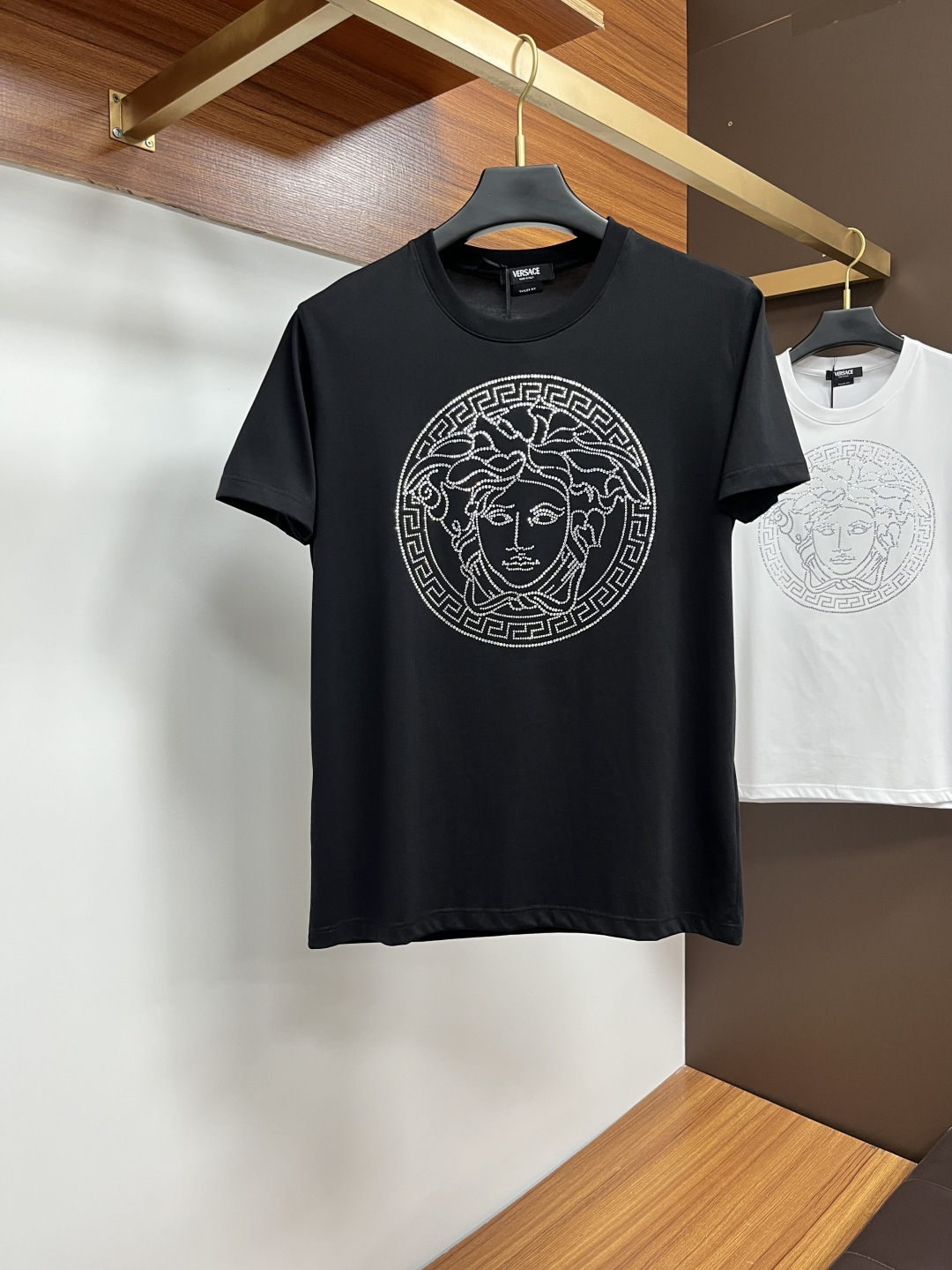 NO:446053,Versace 25ss Spring and Summer New Crystal Diamond Round Neck Short-Sleeve T-shirt, with the front embellished with imported Australian Diamond brand logo design, creating a basic men's item, injecting new ideas into men's wardrobe. Made of 80 double-strand mercerized cotton fabric, the fabric has high-end texture, soft and silky, excellent elasticity, anti-wrinkle and yellowing, and it is not easy to deform after wearing it for a long time; black and white M~4XL, versace, T-shirt,tees, t-shirt,alexander wang19860909范思哲 25ss春夏新品水晶钻圆领短袖T恤,正面缀饰有进口澳钻品牌标识设计,打造男士基本款单品,为男士衣橱注入新意.采用80支双股丝光棉面料制成,面料质感高端、柔软丝滑,弹性优良抗皱抗黄,久穿久洗不易变形；黑色 白色 M～4XL,,versace,T-shirt,tees，t-shirt,alexander wang,Men's clothing