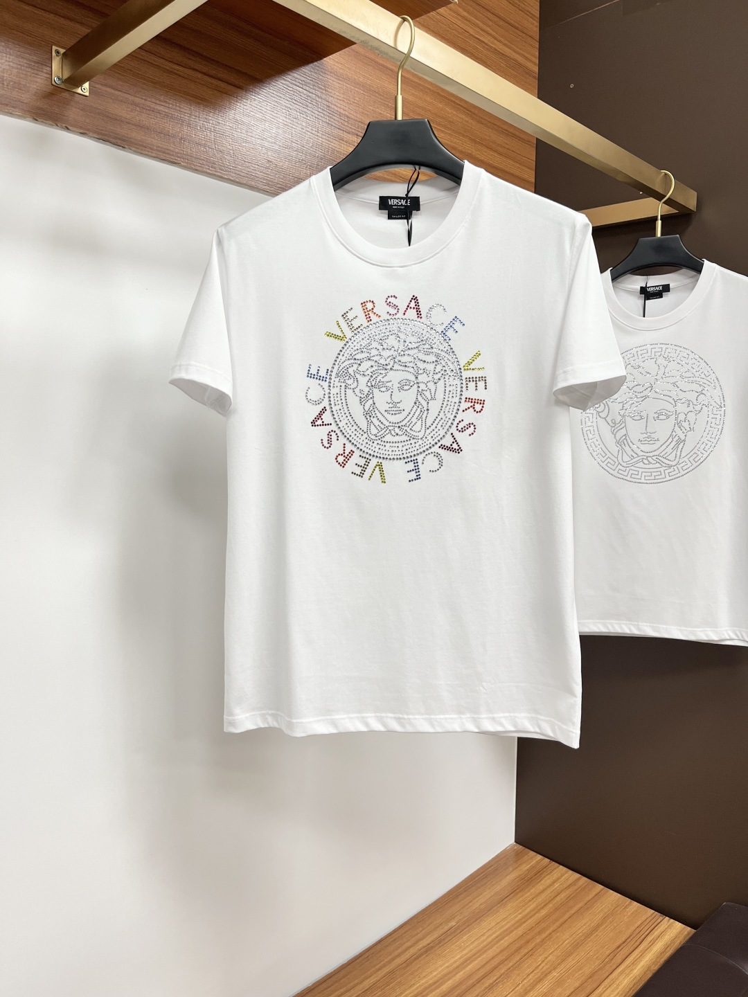 NO:426823,Versace 25ss Spring and Summer New Crystal Diamond Round Neck Short-Sleeve T-shirt, with the front embellished with imported Australian Diamond brand logo design, creating a basic men's item, injecting new ideas into men's wardrobe. Made of 80 double-strand mercerized cotton fabric, the fabric has high-end texture, soft and silky, excellent elasticity, anti-wrinkle and yellowing, and it is not easy to deform after wearing it for a long time; black and white M~4XL, versace, T-shirt,tees, t-shirt,alexander wang19860909范思哲 25ss春夏新品水晶钻圆领短袖T恤,正面缀饰有进口澳钻品牌标识设计,打造男士基本款单品,为男士衣橱注入新意.采用80支双股丝光棉面料制成,面料质感高端、柔软丝滑,弹性优良抗皱抗黄,久穿久洗不易变形；黑色 白色 M～4XL,,versace,T-shirt,tees，t-shirt,alexander wang,Men's clothing