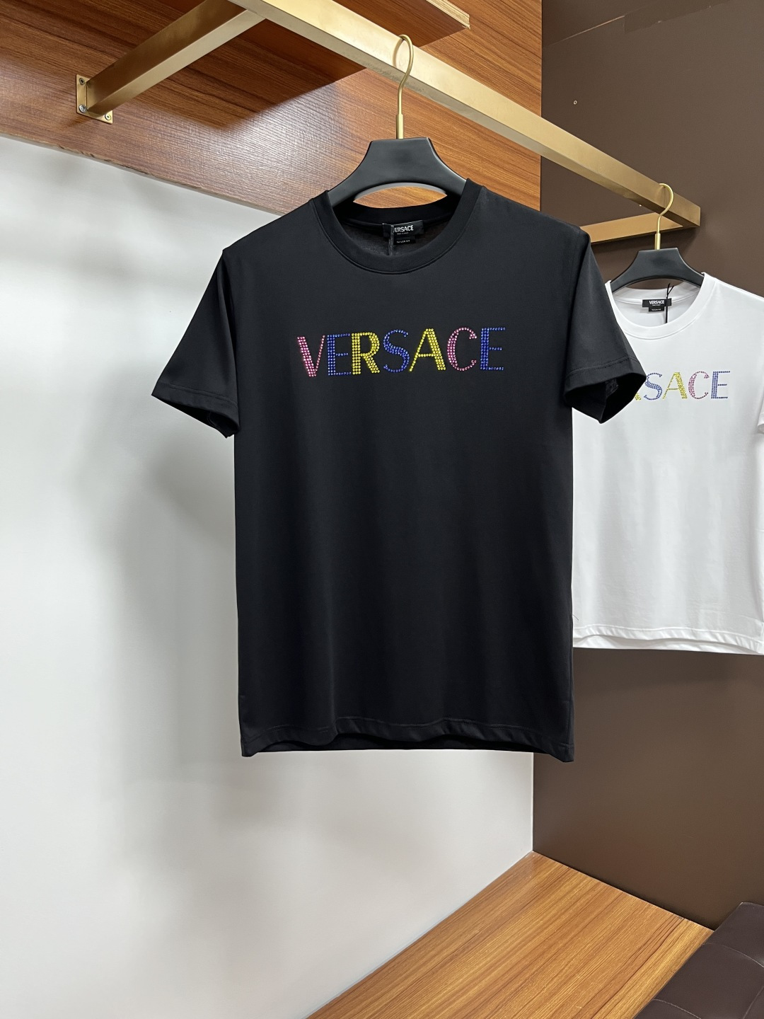 NO:455109,Versace 25ss Spring and Summer New Crystal Diamond Round Neck Short-Sleeve T-shirt, with the front embellished with imported Australian Diamond brand logo design, creating a basic men's item, injecting new ideas into men's wardrobe. Made of 80 double-strand mercerized cotton fabric, the fabric has high-end texture, soft and silky, excellent elasticity, anti-wrinkle and yellowing, and it is not easy to deform after wearing it for a long time; black and white M~4XL, versace, T-shirt,tees, t-shirt,alexander wang19860909范思哲 25ss春夏新品水晶钻圆领短袖T恤,正面缀饰有进口澳钻品牌标识设计,打造男士基本款单品,为男士衣橱注入新意.采用80支双股丝光棉面料制成,面料质感高端、柔软丝滑,弹性优良抗皱抗黄,久穿久洗不易变形；黑色 白色 M～4XL,,versace,T-shirt,tees，t-shirt,alexander wang,Men's clothing