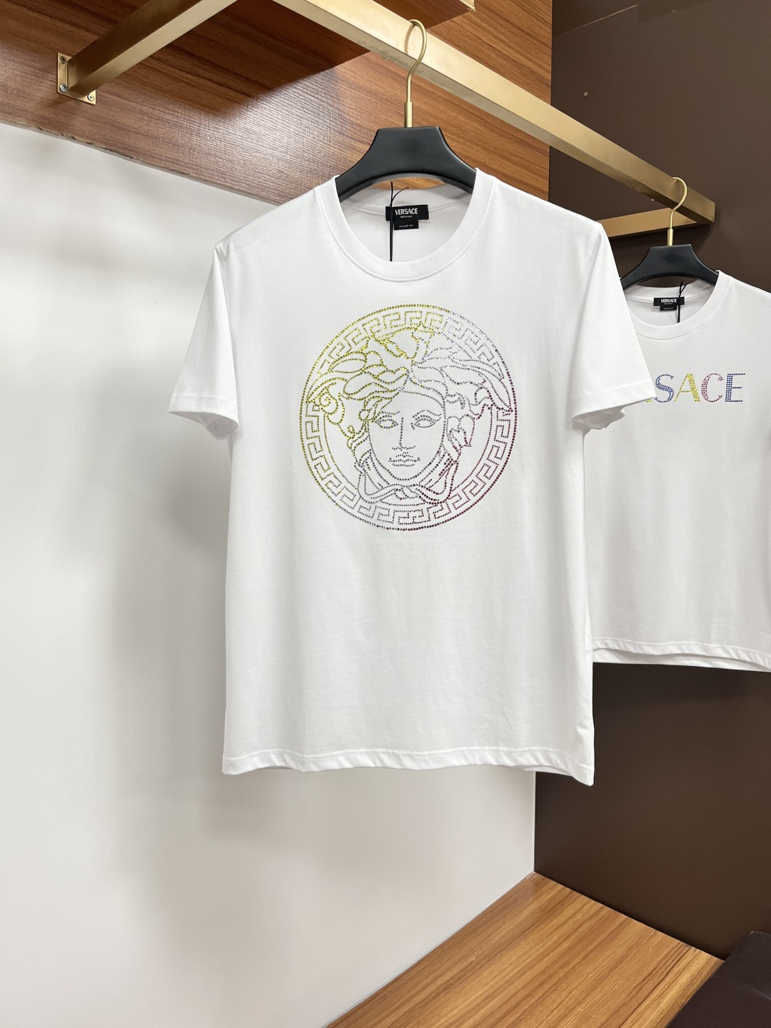 NO:746531,Versace 26ss new spring and summer crystal diamond round neck short-sleeved T-shirt, embellished with imported Australian diamond brand logo design on the front, creating a basic men's item and injecting new ideas into the men's wardrobe. Made of 80-count double-strand mercerized cotton fabric, the fabric has high-end texture, soft and silky, excellent elasticity, anti-wrinkle and anti-yellowing, and is not easy to deform after long-term wear and long-term washing; black white M～4XL,,versace,T-shirt,tees,t-shirt,19860909范思哲 26ss春夏新品水晶钻圆领短袖T恤,正面缀饰有进口澳钻品牌标识设计,打造男士基本款单品,为男士衣橱注入新意.采用80支双股丝光棉面料制成,面料质感高端、柔软丝滑,弹性优良抗皱抗黄,久穿久洗不易变形；黑色 白色 M～4XL,,versace,T-shirt,tees，t-shirt,,Men's clothing