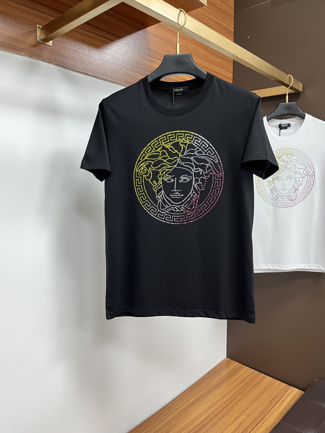 NO:413328,Versace 25ss Spring and Summer New Crystal Diamond Round Neck Short-Sleeve T-shirt, with the front embellished with imported Australian Diamond brand logo design, creating a basic men's item, injecting new ideas into men's wardrobe. Made of 80 double-strand mercerized cotton fabric, the fabric has high-end texture, soft and silky, excellent elasticity, anti-wrinkle and yellowing, and it is not easy to deform after wearing it for a long time; black and white M~4XL, versace, T-shirt,tees, t-shirt,alexander wang19860909范思哲 25ss春夏新品水晶钻圆领短袖T恤,正面缀饰有进口澳钻品牌标识设计,打造男士基本款单品,为男士衣橱注入新意.采用80支双股丝光棉面料制成,面料质感高端、柔软丝滑,弹性优良抗皱抗黄,久穿久洗不易变形；黑色 白色 M～4XL,,versace,T-shirt,tees，t-shirt,alexander wang,Men's clothing