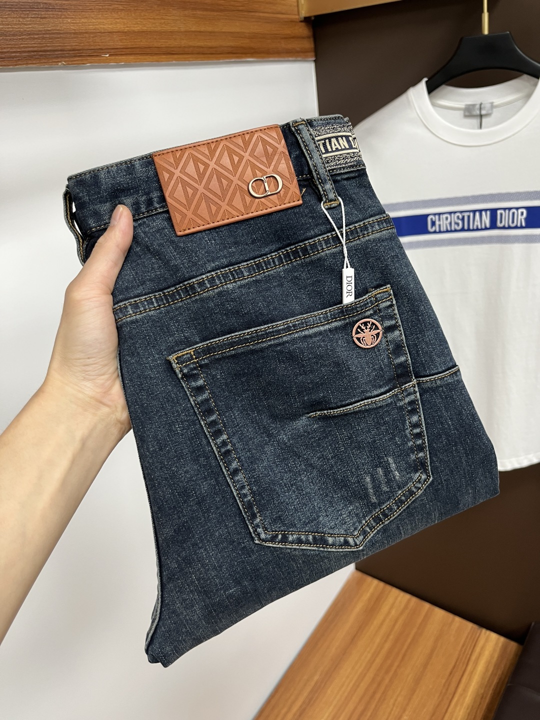 NO:416653,Dior's latest summer 2025 jeans are stress-free when entering and leaving the store. Hot-selling counters. Taste and value are shared. They are very comfortable to wear. Low-key and luxurious. They are very classy when worn. There is no need to say much about the style and cutting of the pants. The upper body is exquisite and vivid. The truly first-class quality is a top-notch material. The real palace-grade casual pants are made of Turkey cotton and produce the most famous tannin fabric. The quality is excellent. The pants are soft after heavy washing. The straight-footed style is not picky. The upper body is absolutely stylish. L25 is extremely luxurious!  Size 29-38, Dior, Jeans, Alexander wang19860909迪奥 2025年夏季最新品牛仔裤出入专卖店无压力 专柜热销款 品味与价值共享 身穿着非常舒适 低调不失奢华 穿出去非常有档次,裤型款式和裁剪亦无需多言 上身精致跃然.真正一等一顶级质料 真正殿堂级的休闲裤,选用土耳其的棉花 生产出最有名的单宁布 品质卓然 经过重水洗使得裤子很柔软 直脚的版型 不挑人 上身绝对的有型 L25 极度奢华！尺码29-38,,dior,jeans,alexander wang,Men's clothing