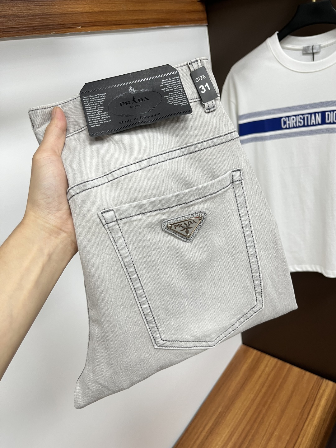 NO:416661,Prada's latest summer 2025 jeans are stress-free when entering and leaving the store. The counter is popular. Taste and value are shared. It is very comfortable to wear. It is low-key and luxurious. It is very classy when worn. The trouser style and cutting are not much to say. The upper body is exquisite and vivid. It is truly first-class and top-quality. The real palace-grade casual pants are made of Turkey cotton and produce the most famous tannin cloth. The quality is excellent. It is heavy washing and makes the pants very soft. The straight-footed style is not picky. The upper body is absolutely stylish. L25 is extremely luxurious!  Size 29-38, prada, jeans, alexander wang19860909普拉达 2025年夏季最新品牛仔裤出入专卖店无压力 专柜热销款 品味与价值共享 身穿着非常舒适 低调不失奢华 穿出去非常有档次,裤型款式和裁剪亦无需多言 上身精致跃然.真正一等一顶级质料 真正殿堂级的休闲裤,选用土耳其的棉花 生产出最有名的单宁布 品质卓然 经过重水洗使得裤子很柔软 直脚的版型 不挑人 上身绝对的有型 L25 极度奢华！尺码29-38,,prada,jeans,alexander wang,Men's clothing