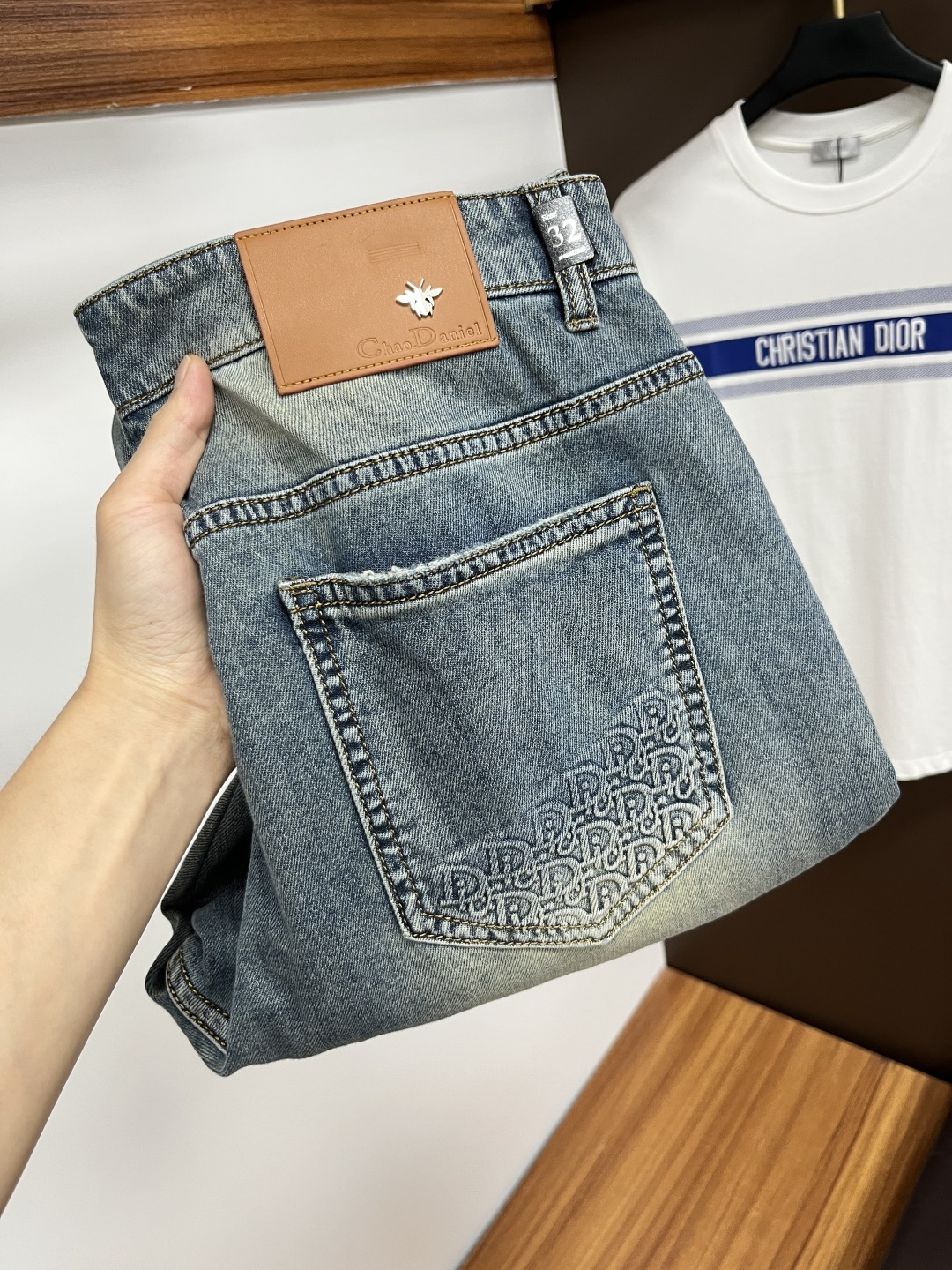 NO:416669,Dior's latest summer 2025 jeans are stress-free when entering and leaving the store. Hot-selling counters. Taste and value are shared. They are very comfortable to wear. Low-key and luxurious. They are very classy when worn. There is no need to say much about the style and cutting of the pants. The upper body is exquisite and vivid. The truly first-class quality is a top-notch material. The real palace-grade casual pants are made of Turkey cotton and produce the most famous tannin fabric. The quality is excellent. The pants are soft after heavy washing. The straight-footed style is not picky. The upper body is absolutely stylish. L25 is extremely luxurious!  Size 29-38, Dior, Jeans, Alexander wang19860909迪奥 2025年夏季最新品牛仔裤出入专卖店无压力 专柜热销款 品味与价值共享 身穿着非常舒适 低调不失奢华 穿出去非常有档次,裤型款式和裁剪亦无需多言 上身精致跃然.真正一等一顶级质料 真正殿堂级的休闲裤,选用土耳其的棉花 生产出最有名的单宁布 品质卓然 经过重水洗使得裤子很柔软 直脚的版型 不挑人 上身绝对的有型 L25 极度奢华！尺码29-38,,dior,jeans,alexander wang,Men's clothing