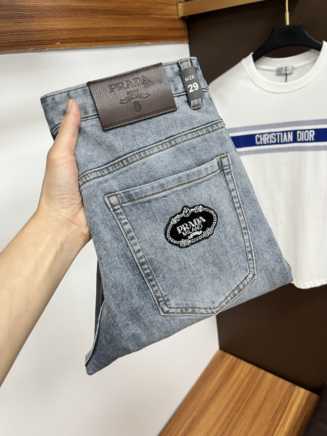 NO:416677,Prada The latest summer 2025 jeans are stress-free when entering and leaving the store. The counter is popular. Taste and value are shared. It is very comfortable to wear. It is low-key and luxurious. It is very classy when worn. The trouser style and cutting are not too much. The upper body is exquisite and vivid. It is truly first-class and top-quality. The real palace-grade casual pants are made of Turkish cotton and produce the most famous tannin cloth. The quality is excellent. It is heavy washing and makes the pants very soft. The straight-footed style is not picky. The upper body is absolutely stylish. L25 is extremely luxurious!  Size 29-38, prada, jeans, alexander wang19860909普拉达 2025年夏季最新品牛仔裤出入专卖店无压力 专柜热销款 品味与价值共享 身穿着非常舒适 低调不失奢华 穿出去非常有档次,裤型款式和裁剪亦无需多言 上身精致跃然.真正一等一顶级质料 真正殿堂级的休闲裤,选用土耳其的棉花 生产出最有名的单宁布 品质卓然 经过重水洗使得裤子很柔软 直脚的版型 不挑人 上身绝对的有型 L25 极度奢华！尺码29-38,,prada,jeans,alexander wang,Men's clothing