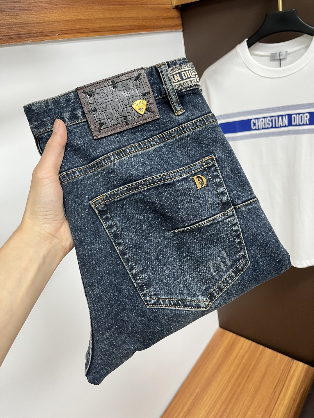 NO:416685,Dior's latest summer 2025 jeans are stress-free when entering and leaving the store. Hot-selling counters. Taste and value are shared. They are very comfortable to wear. Low-key and luxurious. They are very classy when worn. There is no need to say much about the style and cutting of the pants. The upper body is exquisite and vivid. The truly first-class quality is a top-notch material. The real palace-grade casual pants are made of Turkey cotton and produce the most famous tannin fabric. The quality is excellent. The pants are soft after heavy washing. The straight-footed style is not picky. The upper body is absolutely stylish. L25 is extremely luxurious!  Size 29-38, Dior, Jeans, Alexander wang19860909迪奥 2025年夏季最新品牛仔裤出入专卖店无压力 专柜热销款 品味与价值共享 身穿着非常舒适 低调不失奢华 穿出去非常有档次,裤型款式和裁剪亦无需多言 上身精致跃然.真正一等一顶级质料 真正殿堂级的休闲裤,选用土耳其的棉花 生产出最有名的单宁布 品质卓然 经过重水洗使得裤子很柔软 直脚的版型 不挑人 上身绝对的有型 L25 极度奢华！尺码29-38,,dior,jeans,alexander wang,Men's clothing