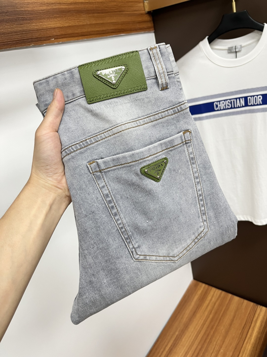 NO:416692,Prada The latest summer 2025 jeans are stress-free when entering and leaving the store. The counter is popular. Taste and value are shared. It is very comfortable to wear. It is low-key and luxurious. It is very classy when worn. The trouser style and cutting are not too much. The upper body is exquisite and vivid. It is truly first-class and top-quality. The real palace-grade casual pants are made of Turkish cotton and produce the most famous tannin cloth. The quality is excellent. It is heavy washing and makes the pants very soft. The straight-footed style is not picky. The upper body is absolutely stylish. L25 is extremely luxurious!  Size 29-38, prada, jeans, alexander wang19860909普拉达 2025年夏季最新品牛仔裤出入专卖店无压力 专柜热销款 品味与价值共享 身穿着非常舒适 低调不失奢华 穿出去非常有档次,裤型款式和裁剪亦无需多言 上身精致跃然.真正一等一顶级质料 真正殿堂级的休闲裤,选用土耳其的棉花 生产出最有名的单宁布 品质卓然 经过重水洗使得裤子很柔软 直脚的版型 不挑人 上身绝对的有型 L25 极度奢华！尺码29-38,,prada,jeans,alexander wang,Men's clothing