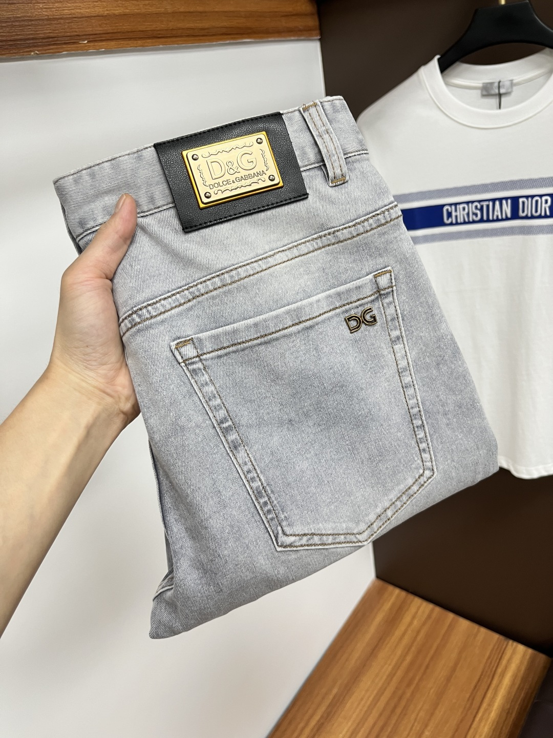 NO:416700,DG's latest summer 2025 jeans are stress-free when entering and leaving the store. Hot-selling counters. Taste and value are shared. They are very comfortable to wear. Low-key and luxurious. They are very classy when worn. There is no need to say much about the style and cutting of the pants. The upper body is exquisite and vivid. The truly first-class quality is a top-notch material. The real palace-grade casual pants are made of Turkey cotton and produce the most famous tannin fabric. The quality is excellent. The pants are soft after heavy washing. The straight-footed style is not picky. The upper body is absolutely stylish. L25 is extremely luxurious!  Size 29-38, jeans,alexander wang19860909DG 2025年夏季最新品牛仔裤出入专卖店无压力 专柜热销款 品味与价值共享 身穿着非常舒适 低调不失奢华 穿出去非常有档次,裤型款式和裁剪亦无需多言 上身精致跃然.真正一等一顶级质料 真正殿堂级的休闲裤,选用土耳其的棉花 生产出最有名的单宁布 品质卓然 经过重水洗使得裤子很柔软 直脚的版型 不挑人 上身绝对的有型 L25 极度奢华！尺码29-38,,jeans,alexander wang,Men's clothing