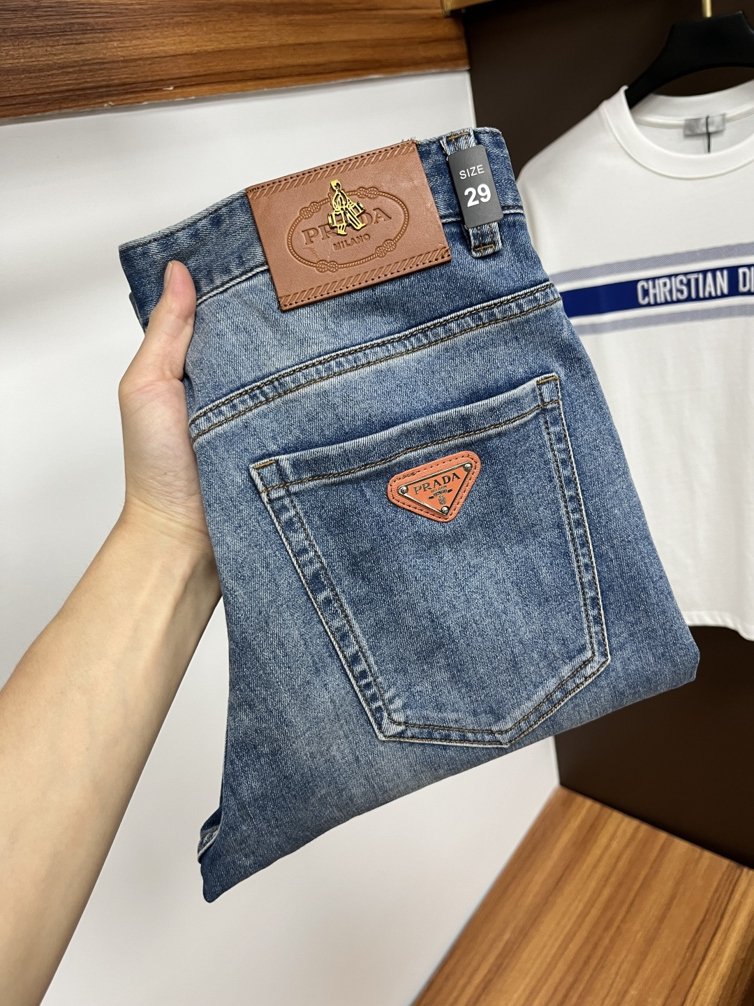 NO:416705,Prada The latest summer 2025 jeans are stress-free when entering and leaving the store. The counter is popular. Taste and value are shared. It is very comfortable to wear. It is low-key and luxurious. It is very classy when worn. The trouser style and cutting are not too much. The upper body is exquisite and vivid. It is truly first-class and top-quality. The real palace-grade casual pants are made of Turkish cotton and produce the most famous tannin cloth. The quality is excellent. It is heavy washing and makes the pants very soft. The straight-footed style is not picky. The upper body is absolutely stylish. L25 is extremely luxurious!  Size 29-38, prada, jeans, alexander wang19860909普拉达 2025年夏季最新品牛仔裤出入专卖店无压力 专柜热销款 品味与价值共享 身穿着非常舒适 低调不失奢华 穿出去非常有档次,裤型款式和裁剪亦无需多言 上身精致跃然.真正一等一顶级质料 真正殿堂级的休闲裤,选用土耳其的棉花 生产出最有名的单宁布 品质卓然 经过重水洗使得裤子很柔软 直脚的版型 不挑人 上身绝对的有型 L25 极度奢华！尺码29-38,,prada,jeans,alexander wang,Men's clothing