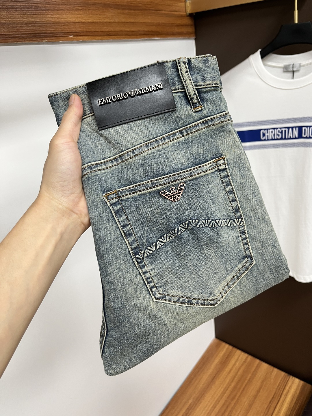 NO:416714,Armani The latest jeans in summer 2025 are stress-free when entering and leaving the store. Hot-selling counters. Taste and value are shared. They are very comfortable to wear. Low-key and luxurious. They are very classy when worn. There is no need to say much about the style and cutting of the pants. The upper body is exquisite and vivid. The truly first-class quality is a top-notch material. The real palace-grade casual pants are made of Turkey cotton and produce the most famous tannin fabric. The quality is excellent. The pants are soft after heavy washing. The straight-footed style is not picky. The upper body is absolutely stylish. L25 is extremely luxurious!  Size 29-38, Armani,jeans,alexander wang19860909阿玛尼 2025年夏季最新品牛仔裤出入专卖店无压力 专柜热销款 品味与价值共享 身穿着非常舒适 低调不失奢华 穿出去非常有档次,裤型款式和裁剪亦无需多言 上身精致跃然.真正一等一顶级质料 真正殿堂级的休闲裤,选用土耳其的棉花 生产出最有名的单宁布 品质卓然 经过重水洗使得裤子很柔软 直脚的版型 不挑人 上身绝对的有型 L25 极度奢华！尺码29-38,,armani,jeans,alexander wang,Men's clothing