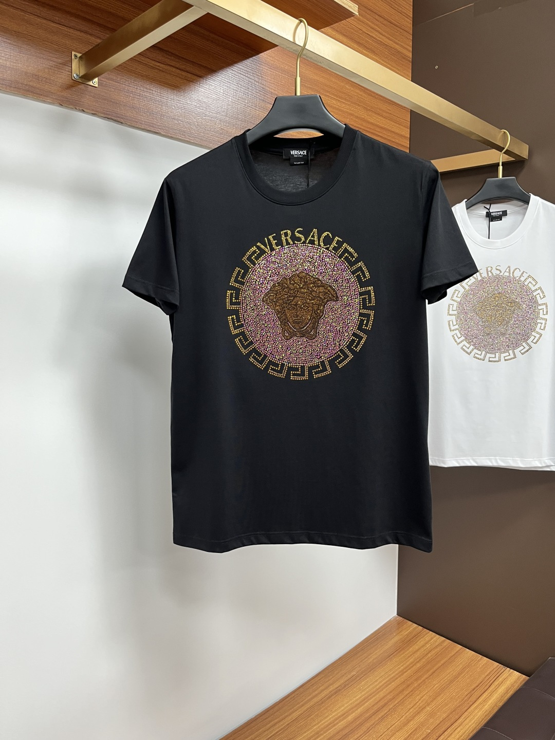 NO:429104,Versace 25ss Spring and Summer New Crystal Diamond Round Neck Short-Sleeve T-shirt, with the front embellished with imported Australian Diamond brand logo design, creating a basic men's item, injecting new ideas into men's wardrobe. Made of 80 double-strand mercerized cotton fabric, the fabric has high-end texture, soft and silky, excellent elasticity, anti-wrinkle and yellowing, and it is not easy to deform after wearing it for a long time; black and white M~4XL, versace, T-shirt,tees, t-shirt,alexander wang19860909范思哲 25ss春夏新品水晶钻圆领短袖T恤,正面缀饰有进口澳钻品牌标识设计,打造男士基本款单品,为男士衣橱注入新意.采用80支双股丝光棉面料制成,面料质感高端、柔软丝滑,弹性优良抗皱抗黄,久穿久洗不易变形；黑色 白色 M～4XL,,versace,T-shirt,tees，t-shirt,alexander wang,Men's clothing