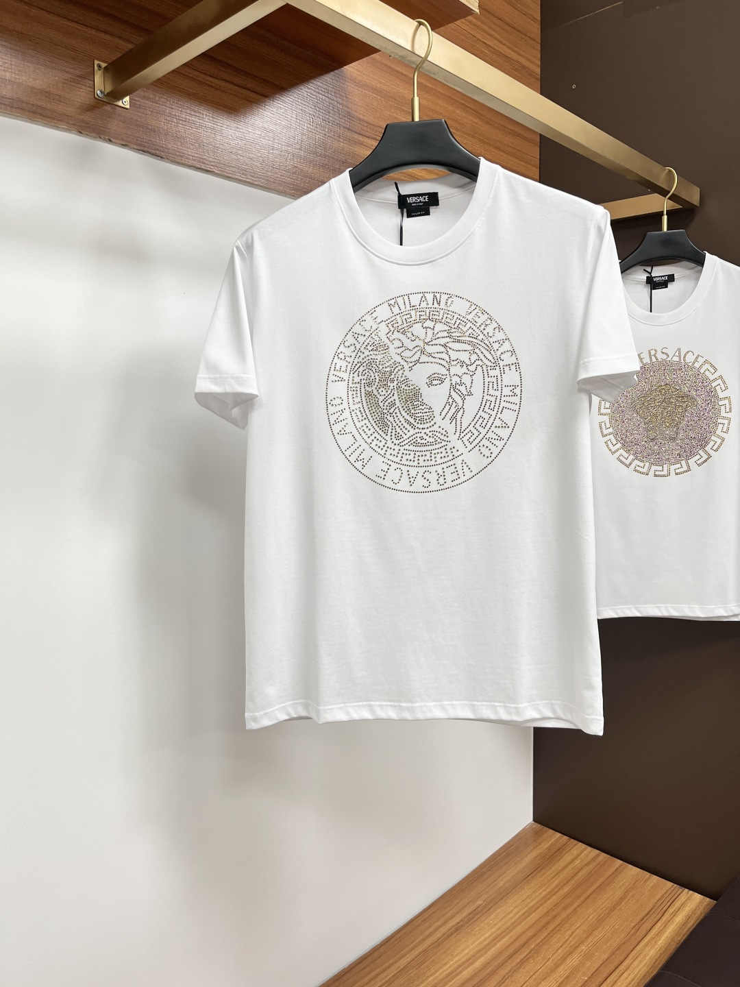 NO:760896,Versace 25ss new spring and summer crystal diamond round neck short-sleeved T-shirt, embellished with imported Australian diamond brand logo design on the front, creating a basic men's item and injecting new ideas into the men's wardrobe. Made of 80-count double-strand mercerized cotton fabric, the fabric has a high-end texture, soft and silky, excellent elasticity, anti-wrinkle and anti-yellowing, and is not easy to deform after long-term wear and washing; black white M～4XL,,versace,T-shirt,tees,t-shirt,19860909范思哲 25ss春夏新品水晶钻圆领短袖T恤,正面缀饰有进口澳钻品牌标识设计,打造男士基本款单品,为男士衣橱注入新意.采用80支双股丝光棉面料制成,面料质感高端、柔软丝滑,弹性优良抗皱抗黄,久穿久洗不易变形；黑色 白色 M～4XL,,versace,T-shirt,tees，t-shirt,,Men's clothing