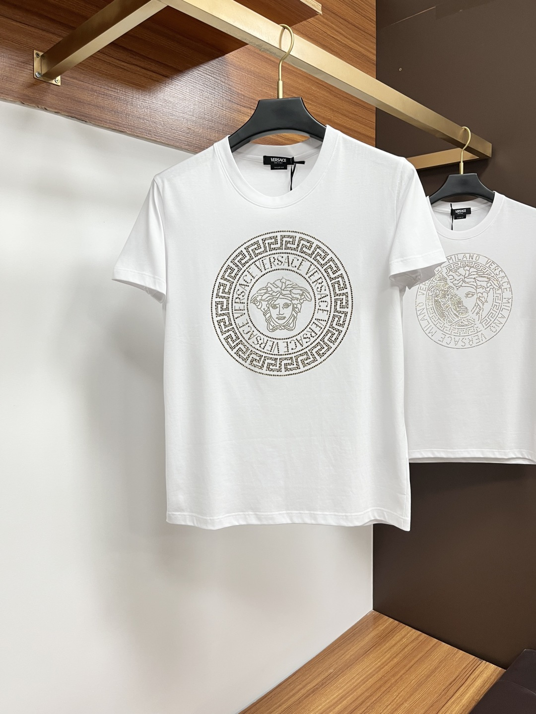 NO:746536,Versace 26ss new spring and summer crystal diamond round neck short-sleeved T-shirt, embellished with imported Australian diamond brand logo design on the front, creating a basic men's item and injecting new ideas into the men's wardrobe. Made of 80-count double-strand mercerized cotton fabric, the fabric has high-end texture, soft and silky, excellent elasticity, anti-wrinkle and anti-yellowing, and is not easy to deform after long-term wear and long-term washing; black white M～4XL,,versace,T-shirt,tees,t-shirt,19860909范思哲 26ss春夏新品水晶钻圆领短袖T恤,正面缀饰有进口澳钻品牌标识设计,打造男士基本款单品,为男士衣橱注入新意.采用80支双股丝光棉面料制成,面料质感高端、柔软丝滑,弹性优良抗皱抗黄,久穿久洗不易变形；黑色 白色 M～4XL,,versace,T-shirt,tees，t-shirt,,Men's clothing