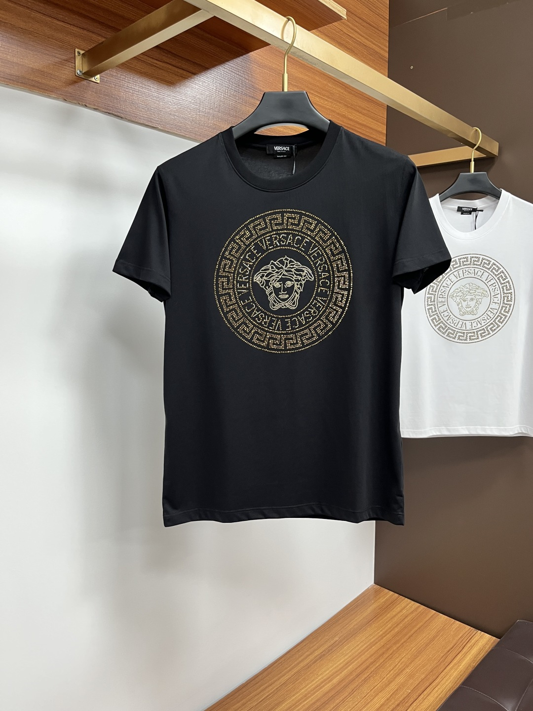 NO:416722,Versace 25ss Spring and Summer New Crystal Diamond Round Neck Short-Sleeve T-shirt, with the front embellished with imported Australian Diamond brand logo design, creating a basic men's item, injecting new ideas into men's wardrobe. Made of 80 double-strand mercerized cotton fabric, the fabric has high-end texture, soft and silky, excellent elasticity, anti-wrinkle and yellowing, and it is not easy to deform after wearing it for a long time; black and white M~4XL, versace, T-shirt,tees, t-shirt,alexander wang19860909范思哲 25ss春夏新品水晶钻圆领短袖T恤,正面缀饰有进口澳钻品牌标识设计,打造男士基本款单品,为男士衣橱注入新意.采用80支双股丝光棉面料制成,面料质感高端、柔软丝滑,弹性优良抗皱抗黄,久穿久洗不易变形；黑色 白色 M～4XL,,versace,T-shirt,tees，t-shirt,alexander wang,Men's clothing