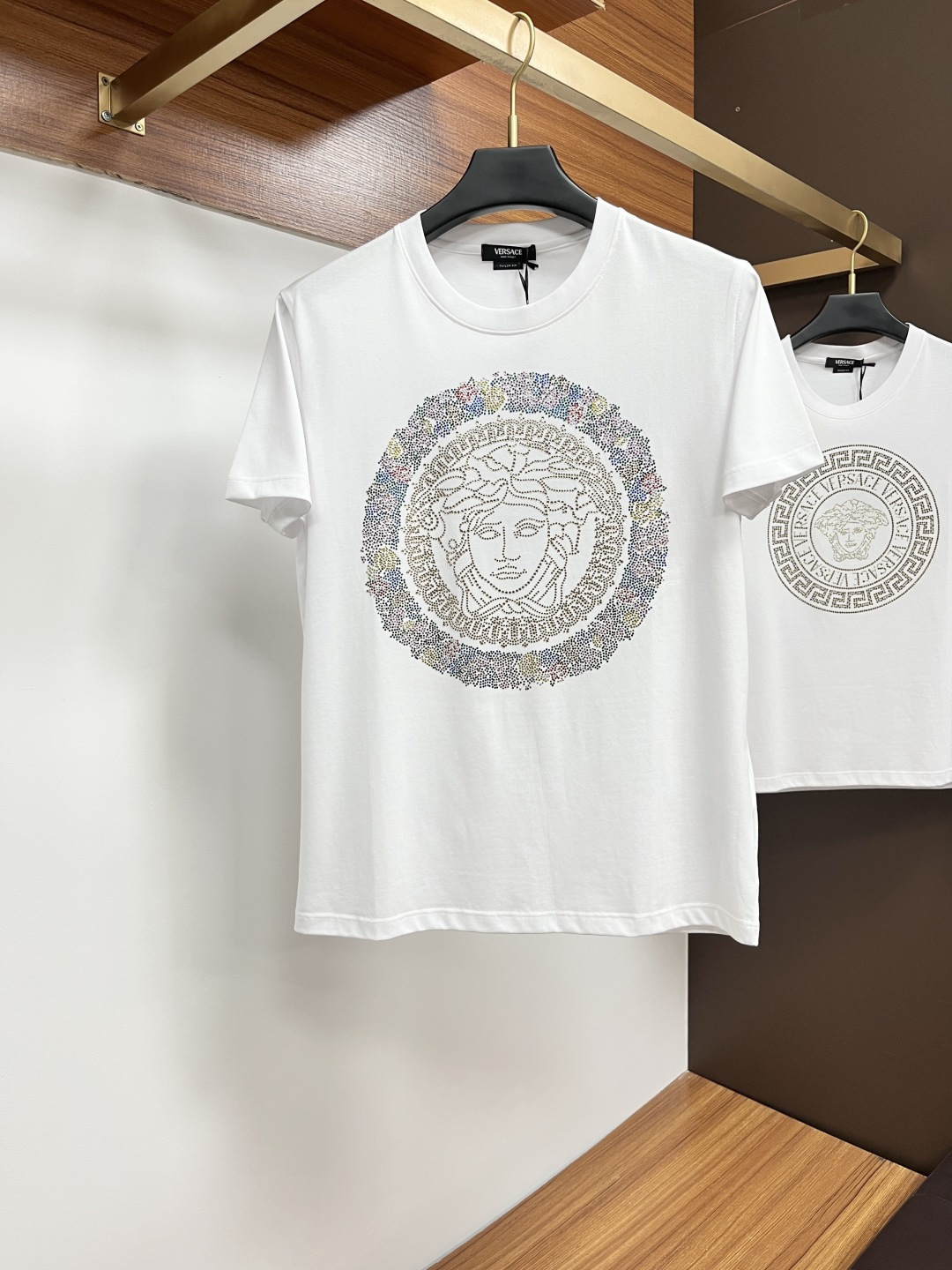 NO:426776,Versace 25ss Spring and Summer New Crystal Diamond Round Neck Short-Sleeve T-shirt, with the front embellished with imported Australian Diamond brand logo design, creating a basic men's item, injecting new ideas into men's wardrobe. Made of 80 double-strand mercerized cotton fabric, the fabric has high-end texture, soft and silky, excellent elasticity, anti-wrinkle and yellowing, and it is not easy to deform after wearing it for a long time; black and white M~4XL, versace, T-shirt,tees, t-shirt,alexander wang19860909范思哲 25ss春夏新品水晶钻圆领短袖T恤,正面缀饰有进口澳钻品牌标识设计,打造男士基本款单品,为男士衣橱注入新意.采用80支双股丝光棉面料制成,面料质感高端、柔软丝滑,弹性优良抗皱抗黄,久穿久洗不易变形；黑色 白色 M～4XL,,versace,T-shirt,tees，t-shirt,alexander wang,Men's clothing