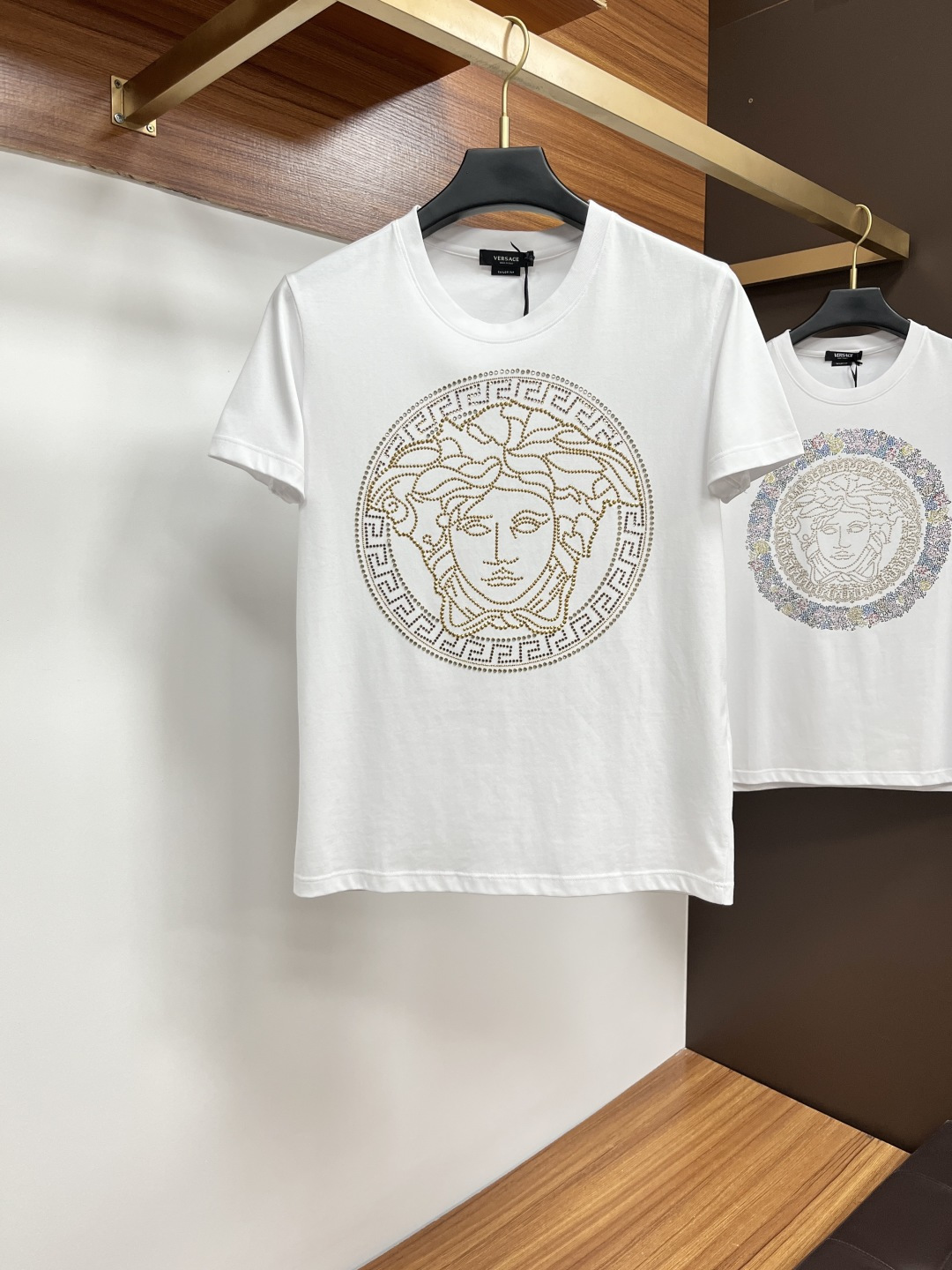 NO:437940,Versace 25ss Spring and Summer New Crystal Diamond Round Neck Short-Sleeve T-shirt, with the front embellished with imported Australian Diamond brand logo design, creating a basic men's item, injecting new ideas into men's wardrobe. Made of 80 double-strand mercerized cotton fabric, the fabric has high-end texture, soft and silky, excellent elasticity, anti-wrinkle and yellowing, and it is not easy to deform after wearing it for a long time; black and white M~4XL, versace, T-shirt,tees, t-shirt,alexander wang19860909范思哲 25ss春夏新品水晶钻圆领短袖T恤,正面缀饰有进口澳钻品牌标识设计,打造男士基本款单品,为男士衣橱注入新意.采用80支双股丝光棉面料制成,面料质感高端、柔软丝滑,弹性优良抗皱抗黄,久穿久洗不易变形；黑色 白色 M～4XL,,versace,T-shirt,tees，t-shirt,alexander wang,Men's clothing