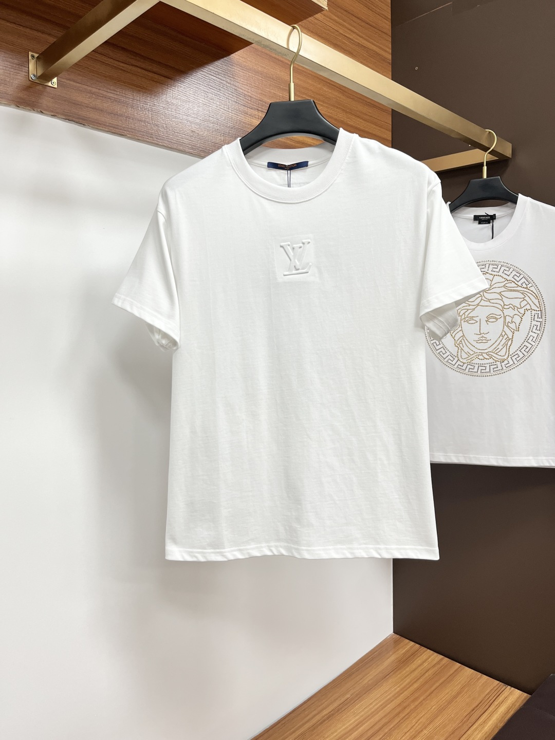 NO:426751,LV 25 Spring and Summer New Brand Letter Logo Logo Short Sleeve T-shirt, DB Customized 80 Double-Strand Mercerized Cotton Fabric; Black and White Size S-XL OVER SIZE, please report height and weight, louis vuitton, T-shirt,tees, t-shirt,alexander wang19860909LV 25春夏新品品牌字母徽标标识短袖T恤,DB定制80支双股丝光棉面料；黑色 白色 尺码S-XL OVER SIZE,报单请报身高体重,,louis vuitton,T-shirt,tees，t-shirt,alexander wang,Men's clothing