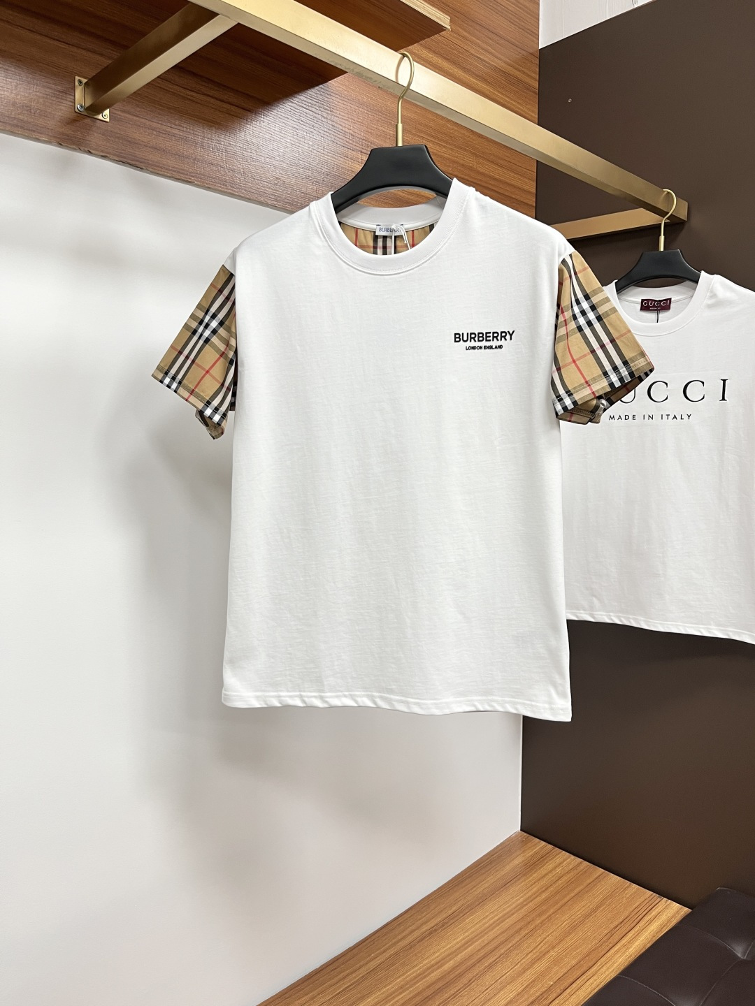 NO:426747,Burberry 25 Spring and Summer New Brand Letter Logo Logo Short-sleeved T-shirt, DB Customized 80 Double-Strand Mercerized Cotton Fabric; Black and White Size S-XL OVER SIZE, please report height and weight, burberry, T-shirt, tees, t-shirt, alexander wang19860909巴宝莉 25春夏新品品牌字母徽标标识短袖T恤,DB定制80支双股丝光棉面料；黑色 白色 尺码S-XL OVER SIZE,报单请报身高体重,,burberry,T-shirt,tees，t-shirt,alexander wang,Men's clothing