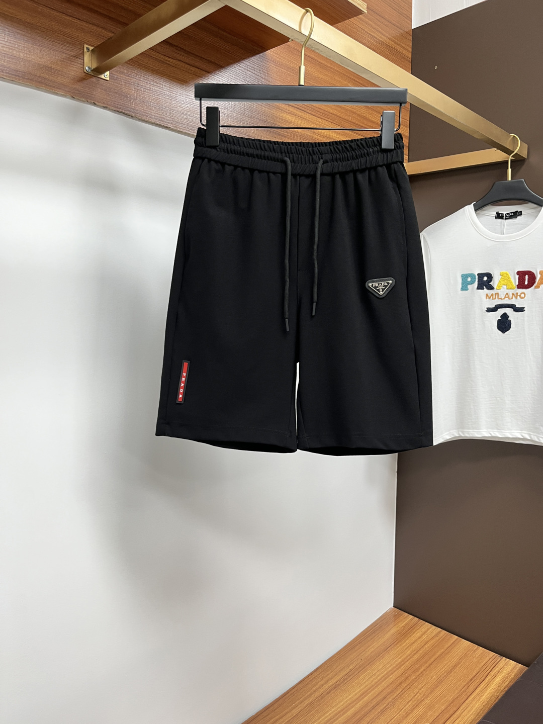 NO:441449,Prada official website counter is available at the same time, original singles are ruthless, super stylish casual shorts Customized original fabric, unique design, top-level printed craft letter pattern logo, original hardware and auxiliary decoration, extremely top-notch shorts, extremely luxurious and exquisite materials and craftsmanship, extremely high-end, handsome and stylish, SS recommendation, code number M-3XL, prada, shorts, alexander wang19860909普拉达 官网专柜同步有售,原单狠货,超级有范儿的一款休闲短裤 定制原版面料,独特设计,顶级印花工艺字母图案logo,原版五金辅料装饰,极为翘楚的一款短裤,用料与工艺都极致奢华精湛,档次极高,上身帅气有型,SS推荐,码数M-3XL,,prada,shorts,alexander wang,Men's clothing