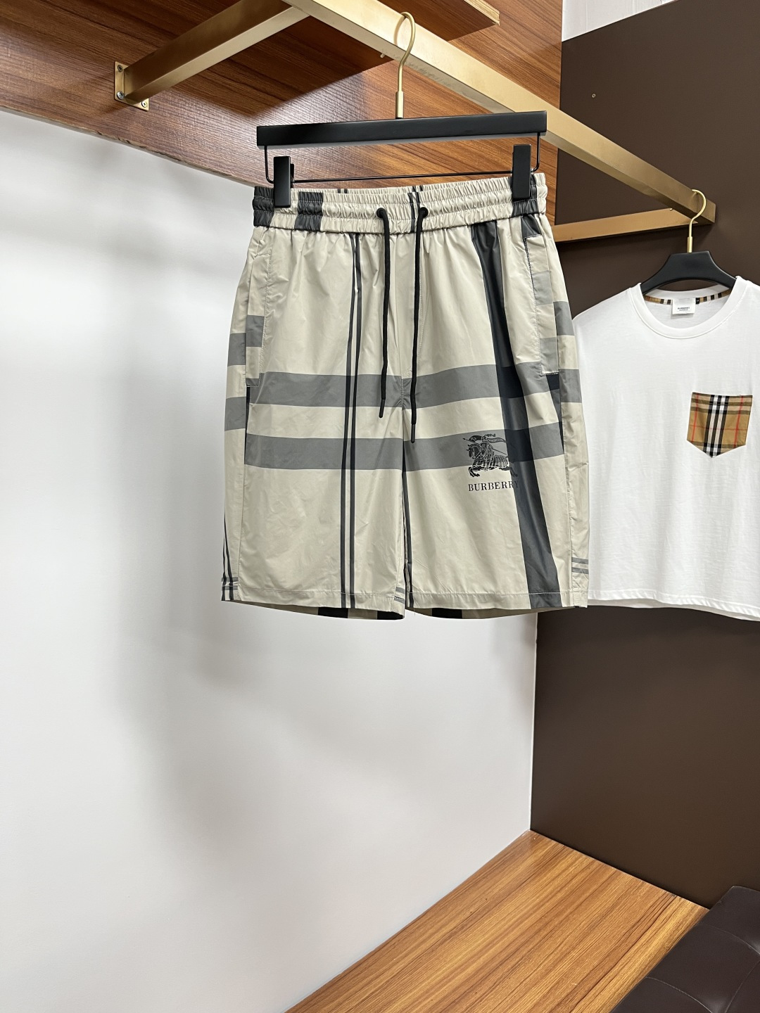 NO:441455,Burberry's official counter is available at the same time, original singles are ruthless, super stylish casual shorts. Customized original fabric, unique design, top-level printed craft letter pattern logo, original hardware and auxiliary decoration, extremely top-notch shorts, the materials and craftsmanship are extremely luxurious and exquisite, extremely high-end, handsome and stylish, SS recommendation, code number M-3XL, burberry, shorts, alexander wang19860909巴宝莉 官网专柜同步有售,原单狠货,超级有范儿的一款休闲短裤 定制原版面料,独特设计,顶级印花工艺字母图案logo,原版五金辅料装饰,极为翘楚的一款短裤,用料与工艺都极致奢华精湛,档次极高,上身帅气有型,SS推荐,码数M-3XL,,burberry,shorts,alexander wang,Men's clothing