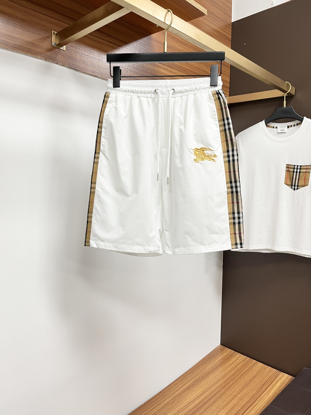 NO:457625,Burberry's official counter is available at the same time, original singles are ruthless, super stylish casual shorts. Customized original fabric, unique design, top-level printed craft letter pattern logo, original hardware and auxiliary decoration, extremely top-notch shorts, the materials and craftsmanship are extremely luxurious and exquisite, extremely high-end, handsome and stylish, SS recommendation, code number M-3XL, burberry, shorts, alexander wang19860909巴宝莉 官网专柜同步有售,原单狠货,超级有范儿的一款休闲短裤 定制原版面料,独特设计,顶级印花工艺字母图案logo,原版五金辅料装饰,极为翘楚的一款短裤,用料与工艺都极致奢华精湛,档次极高,上身帅气有型,SS推荐,码数M-3XL,,burberry,shorts,alexander wang,Men's clothing