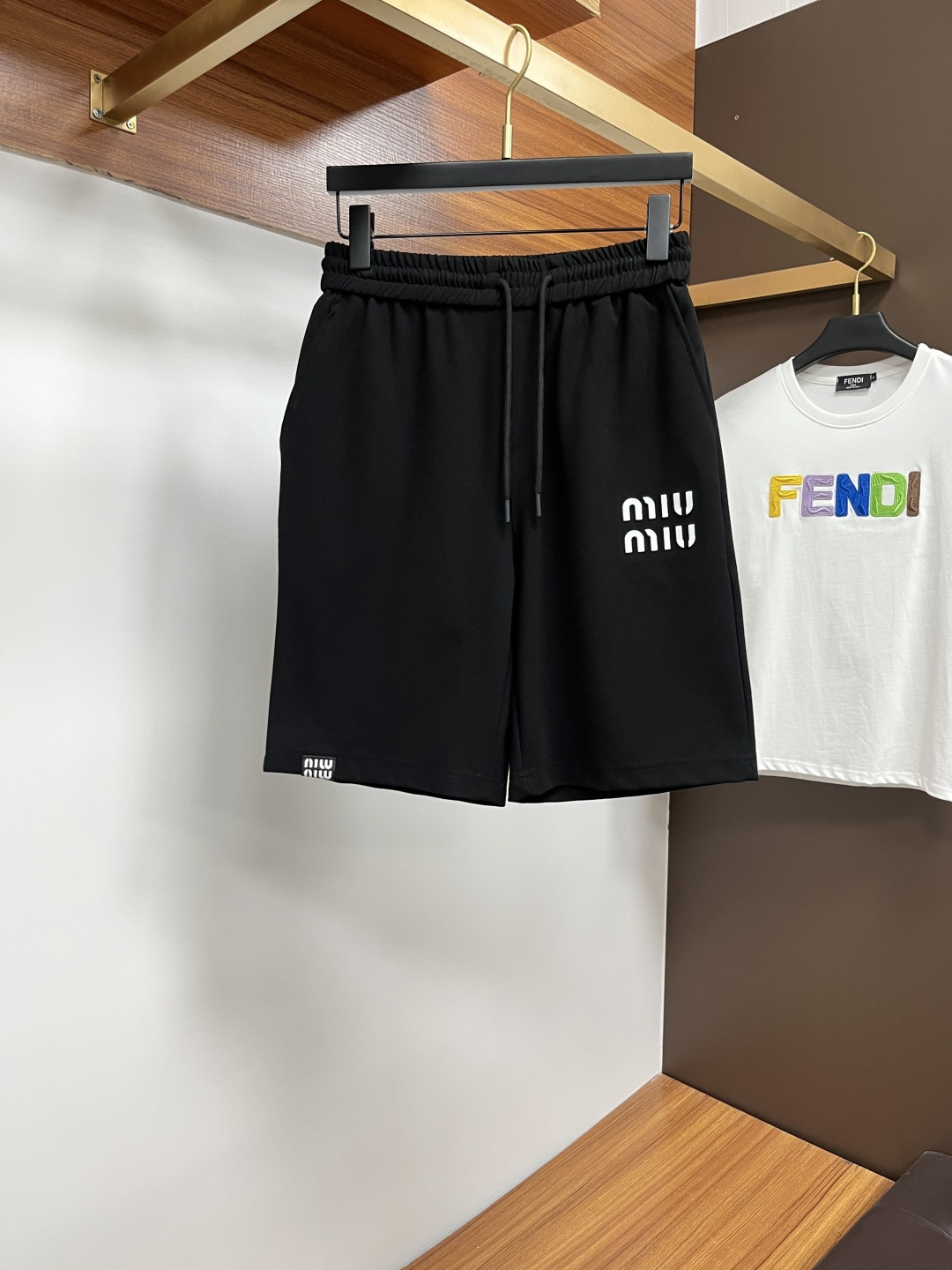 NO:457634,Miumiu official website counter is available simultaneously, original singles, super stylish casual shorts. Customized original fabric, unique design, top-level printed craft letter pattern logo, original hardware and auxiliary decoration, extremely top-notch shorts. The materials and craftsmanship are extremely luxurious and exquisite, the grade is extremely high, the upper body is handsome and stylish, SS recommendation, code number M-3XL,,miumiu, shorts, alexander wang19860909Miumiu 官网专柜同步有售,原单狠货,超级有范儿的一款休闲短裤 定制原版面料,独特设计,顶级印花工艺字母图案logo,原版五金辅料装饰,极为翘楚的一款短裤,用料与工艺都极致奢华精湛,档次极高,上身帅气有型,SS推荐,码数M-3XL,,miumiu,shorts,alexander wang,Men's clothing