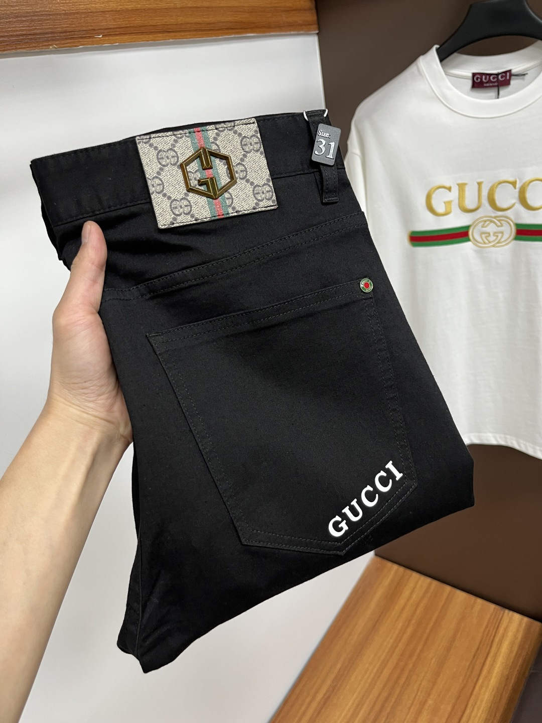 NO:423682,Guqi [2025 Summer New Product] European Station Men's Business Casual Jeans When business meets casualness, when classic collides fashion, in spring 2025, we bring you a brand new European Station Men's Business Casual Jeans!  Selected high-quality fabrics, soft and comfortable, and breathable, allowing you to remain refreshing and comfortable during busy working days. The design is simple but not lacking in style, perfectly blending business and leisure elements, whether in office or weekend parties, you can easily control it and show your unique taste. Meeting your outfit needs in different occasions, making your wardrobe rejuvenated. K12 slim tailoring, fits the body, highlights the uprightness and confidence of men. The details show craftsmanship, and each stitch has been carefully polished to ensure quality and comfort coexist. Size 29-40,,jeans,alexander wang19860909古奇【2025夏季新品】欧洲站男士商务休闲牛仔裤 当商务遇上休闲,当经典碰撞时尚,2025年春季,我们为您带来全新欧洲站男士商务休闲牛仔裤！ 精选高品质面料,柔软舒适,透气性极佳,让您在繁忙的工作日中依然保持清爽与自在. 设计简约而不失格调,完美融合商务与休闲元素,无论是办公室还是周末聚会,都能轻松驾驭,展现您的独特品味. 满足您不同场合的穿搭需求,让您的衣橱焕发新生.K12 修身剪裁,贴合身形,凸显男士的挺拔与自信.细节之处彰显匠心,每一个针脚都经过精心打磨,确保品质与舒适并存. 尺码29-40,,jeans,alexander wang,Men's clothing