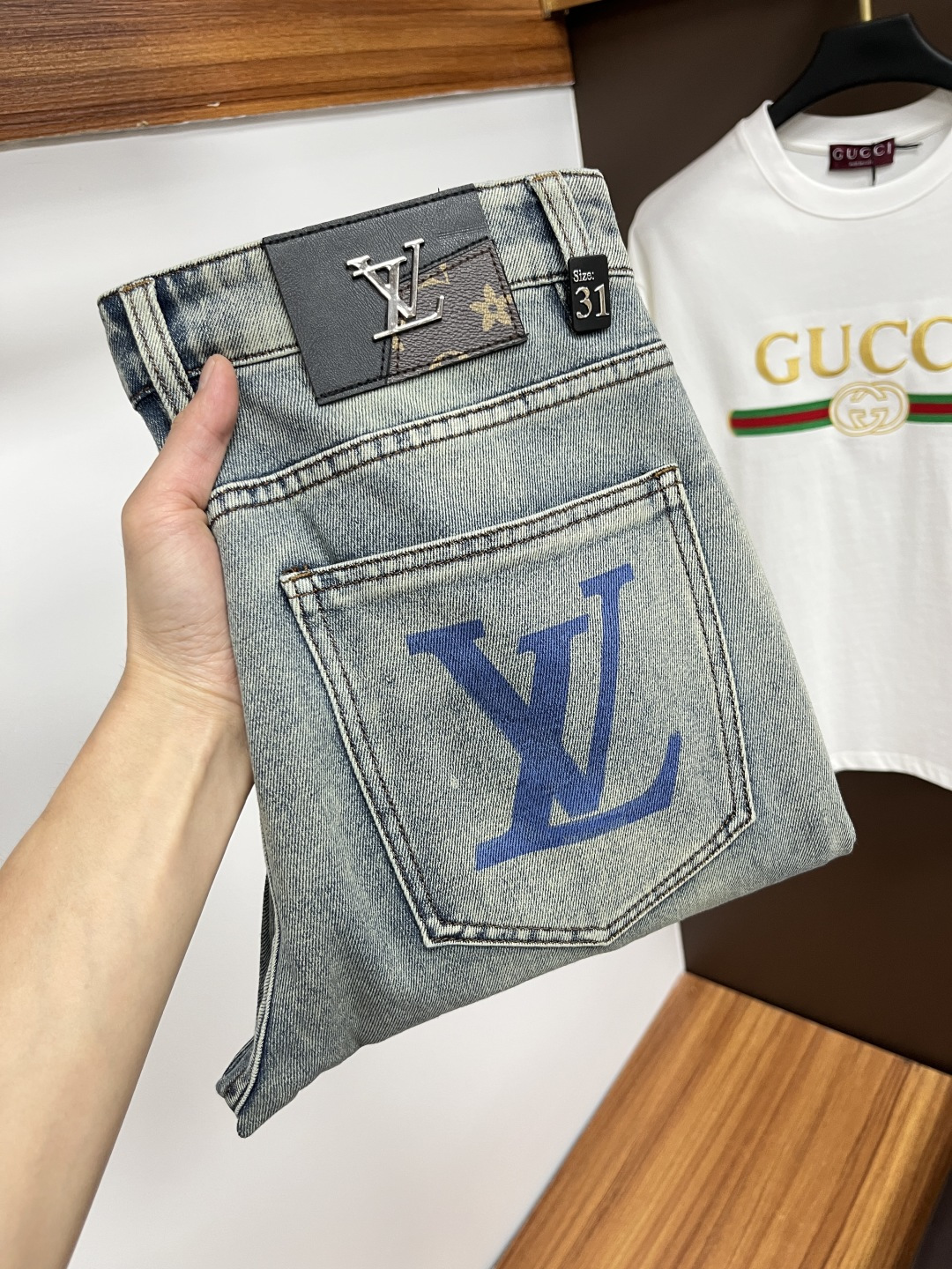 NO:423691,LV [2025 Summer New Product] European Station Men's Business Casual Jeans When business meets casualness, when classic collides fashion, in spring 2025, we bring you a brand new European Station Men's Business Casual Jeans!  Selected high-quality fabrics, soft and comfortable, and breathable, allowing you to remain refreshing and comfortable during busy working days. The design is simple without losing style, perfectly blending business and leisure elements, whether in office or weekend parties, you can easily control it and show your unique taste. Meeting your outfit needs in different occasions, making your wardrobe rejuvenated. K12 slim tailoring, fits the body, highlights the men's uprightness and confidence. The details show craftsmanship, and each stitch has been carefully polished to ensure the coexistence of quality and comfort. Size 29-40,,louis vuitton,jeans,alexander wang19860909LV【2025夏季新品】欧洲站男士商务休闲牛仔裤 当商务遇上休闲,当经典碰撞时尚,2025年春季,我们为您带来全新欧洲站男士商务休闲牛仔裤！ 精选高品质面料,柔软舒适,透气性极佳,让您在繁忙的工作日中依然保持清爽与自在. 设计简约而不失格调,完美融合商务与休闲元素,无论是办公室还是周末聚会,都能轻松驾驭,展现您的独特品味. 满足您不同场合的穿搭需求,让您的衣橱焕发新生.K12 修身剪裁,贴合身形,凸显男士的挺拔与自信.细节之处彰显匠心,每一个针脚都经过精心打磨,确保品质与舒适并存. 尺码29-40,,louis vuitton,jeans,alexander wang,Men's clothing