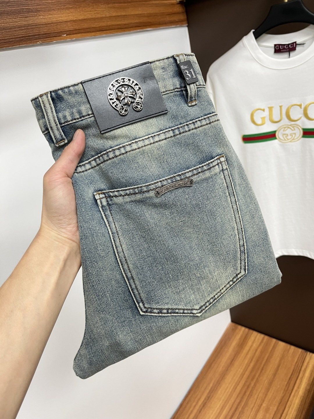 NO:423708,Croxin [2025 Summer New Product] European Station Men's Business Casual Jeans When business meets casualness, when classic collides fashion, in spring 2025, we bring you a brand new European Station Men's Business Casual Jeans!  Selected high-quality fabrics, soft and comfortable, and breathable, allowing you to remain refreshing and comfortable during busy working days. The design is simple without losing style, perfectly blending business and leisure elements, whether in office or weekend parties, you can easily control it and show your unique taste. Meeting your outfit needs in different occasions, making your wardrobe rejuvenated. K12 slim tailoring, fits the body, highlights the men's uprightness and confidence. The details show craftsmanship, and each stitch has been carefully polished to ensure quality and comfort coexist. Size 29-40, chrome hearts, jeans, alexander wang19860909克罗心【2025夏季新品】欧洲站男士商务休闲牛仔裤 当商务遇上休闲,当经典碰撞时尚,2025年春季,我们为您带来全新欧洲站男士商务休闲牛仔裤！ 精选高品质面料,柔软舒适,透气性极佳,让您在繁忙的工作日中依然保持清爽与自在. 设计简约而不失格调,完美融合商务与休闲元素,无论是办公室还是周末聚会,都能轻松驾驭,展现您的独特品味. 满足您不同场合的穿搭需求,让您的衣橱焕发新生.K12 修身剪裁,贴合身形,凸显男士的挺拔与自信.细节之处彰显匠心,每一个针脚都经过精心打磨,确保品质与舒适并存. 尺码29-40,,chrome hearts,jeans,alexander wang,Men's clothing