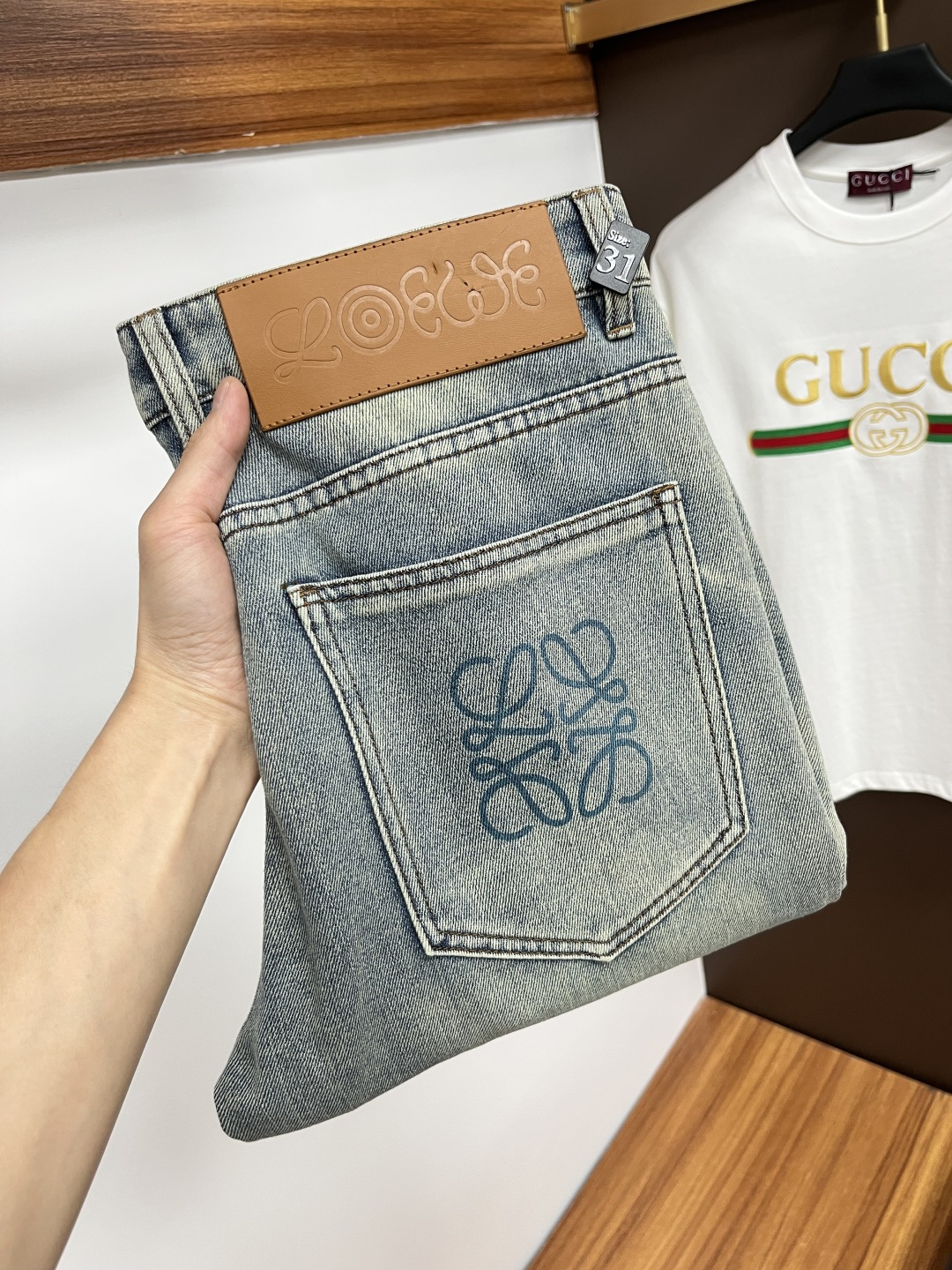 NO:423716,Luo Yiwei [2025 Summer New Product] European Station Men's Business Casual Jeans When business meets casualness, when classic collides fashion, in spring 2025, we bring you a brand new European Station Men's Business Casual Jeans!  Selected high-quality fabrics, soft and comfortable, and breathable, allowing you to remain refreshing and comfortable during busy working days. The design is simple but not lacking in style, perfectly blending business and leisure elements, and can be easily controlled by the office or weekend parties, showing your unique taste. Meet your outfit needs in different occasions and make your wardrobe rejuvenate. K12 slim tailoring, fits the body, highlights the men's uprightness and confidence. The details show the ingenuity, and each stitch has been carefully polished to ensure the coexistence of quality and comfort. Size 29-40,,loewe,jeans,alexander wang19860909罗意威【2025夏季新品】欧洲站男士商务休闲牛仔裤 当商务遇上休闲,当经典碰撞时尚,2025年春季,我们为您带来全新欧洲站男士商务休闲牛仔裤！ 精选高品质面料,柔软舒适,透气性极佳,让您在繁忙的工作日中依然保持清爽与自在. 设计简约而不失格调,完美融合商务与休闲元素,无论是办公室还是周末聚会,都能轻松驾驭,展现您的独特品味. 满足您不同场合的穿搭需求,让您的衣橱焕发新生.K12 修身剪裁,贴合身形,凸显男士的挺拔与自信.细节之处彰显匠心,每一个针脚都经过精心打磨,确保品质与舒适并存. 尺码29-40,,loewe,jeans,alexander wang,Men's clothing