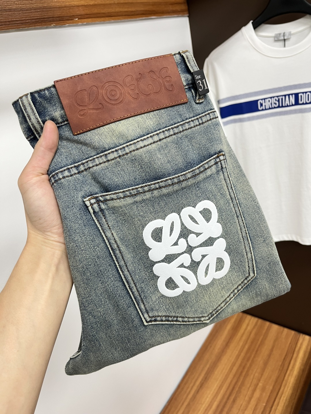 NO:423731,Luo Yiwei [2025 Summer New Product] European Station Men's Business Casual Jeans When business meets casualness, when classic collides fashion, in spring 2025, we bring you a brand new European Station Men's Business Casual Jeans!  Selected high-quality fabrics, soft and comfortable, and breathable, allowing you to remain refreshing and comfortable during busy working days. The design is simple but not lacking in style, perfectly blending business and leisure elements, and can be easily controlled by the office or weekend parties, showing your unique taste. Meet your outfit needs in different occasions and make your wardrobe rejuvenate. K12 slim tailoring, fits the body, highlights the men's uprightness and confidence. The details show the ingenuity, and each stitch has been carefully polished to ensure the coexistence of quality and comfort. Size 29-40,,loewe,jeans,alexander wang19860909罗意威【2025夏季新品】欧洲站男士商务休闲牛仔裤 当商务遇上休闲,当经典碰撞时尚,2025年春季,我们为您带来全新欧洲站男士商务休闲牛仔裤！ 精选高品质面料,柔软舒适,透气性极佳,让您在繁忙的工作日中依然保持清爽与自在. 设计简约而不失格调,完美融合商务与休闲元素,无论是办公室还是周末聚会,都能轻松驾驭,展现您的独特品味. 满足您不同场合的穿搭需求,让您的衣橱焕发新生.K12 修身剪裁,贴合身形,凸显男士的挺拔与自信.细节之处彰显匠心,每一个针脚都经过精心打磨,确保品质与舒适并存. 尺码29-40,,loewe,jeans,alexander wang,Men's clothing