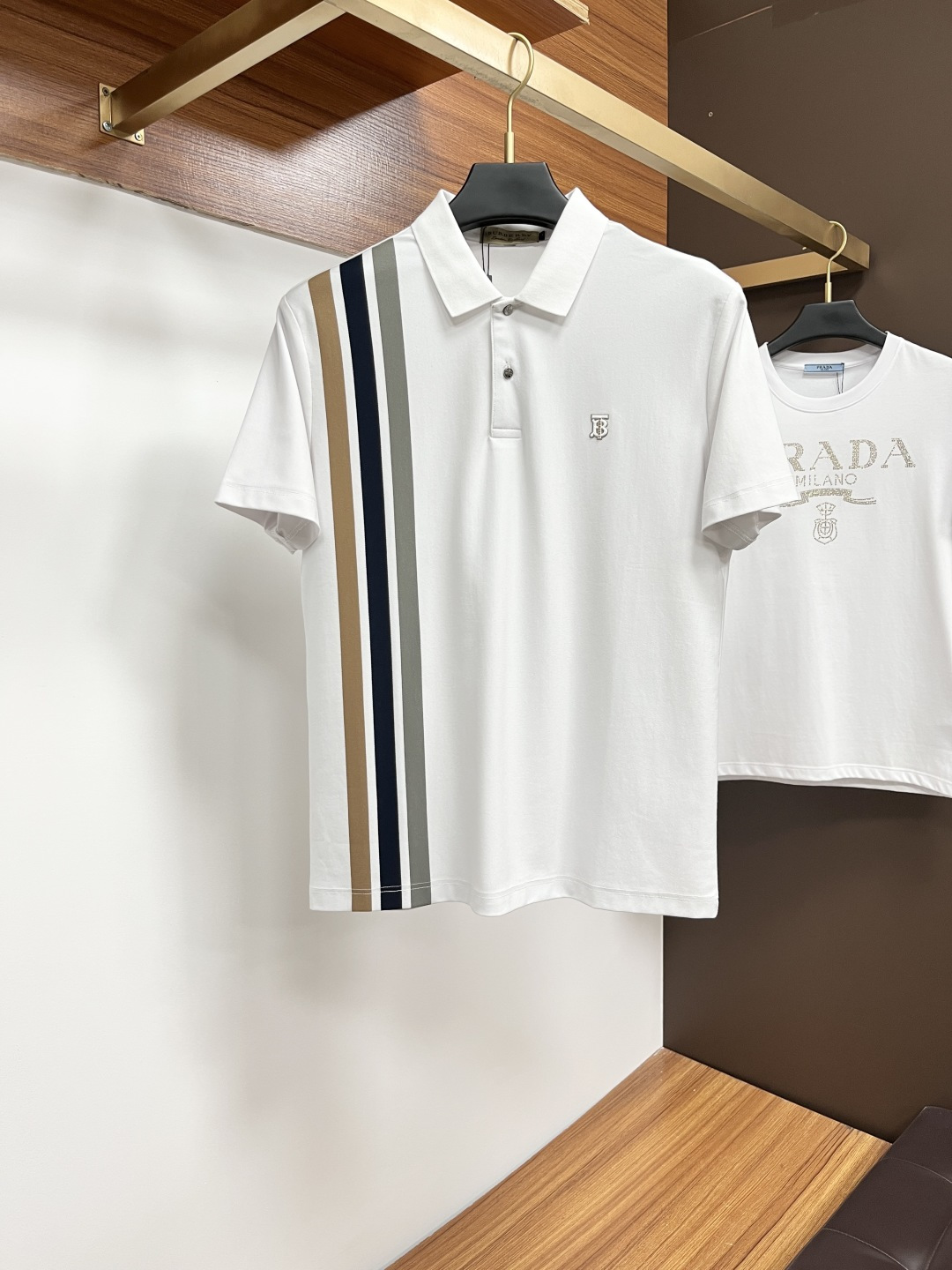 NO:426803,Burberry's classic Polo collar design in spring and summer 2025 is matched with simple single-breasted lines, neat and smooth lines, cleverly modifying the neck lines, showing elegant and gentlemanly style. The exquisite brand logo on the left chest adopts traceless pressing process, delicate and flat, and low-key reveals luxurious texture, showing the brand's ingenuity and quality pursuit in the subtleties. Selected high-quality fabrics, soft and smooth, with good breathability, and comfortable and comfortable wearing. Whether it is to wear casual trousers to show professionalism and ability; or to combine it with jeans to create a daily look to create a relaxed and comfortable atmosphere, it can be perfectly adapted. ZJ helps you interpret diverse styles with a calm attitude and show your unique taste. Size M-4XL, burberry, jeans, alexander wang19860909巴宝莉 2025春夏经典的Polo领设计,搭配简洁的单排扣,线条利落流畅,巧妙修饰颈部线条,彰显优雅绅士格调.左胸处精致的品牌标识,采用无痕压胶工艺,细腻而平整,低调间流露奢华质感,于细微之处展现品牌匠心与品质追求. 精选优质面料,触感柔软顺滑,透气性佳,穿着舒适自在.无论是搭配休闲西裤出席商务场合,展现专业干练；还是与牛仔裤组合打造日常造型,营造轻松惬意氛围,它都能完美适配,ZJ助你以从容姿态诠释多样风格,尽显独特品味. 尺码M-4XL,,burberry,jeans,alexander wang,Men's clothing