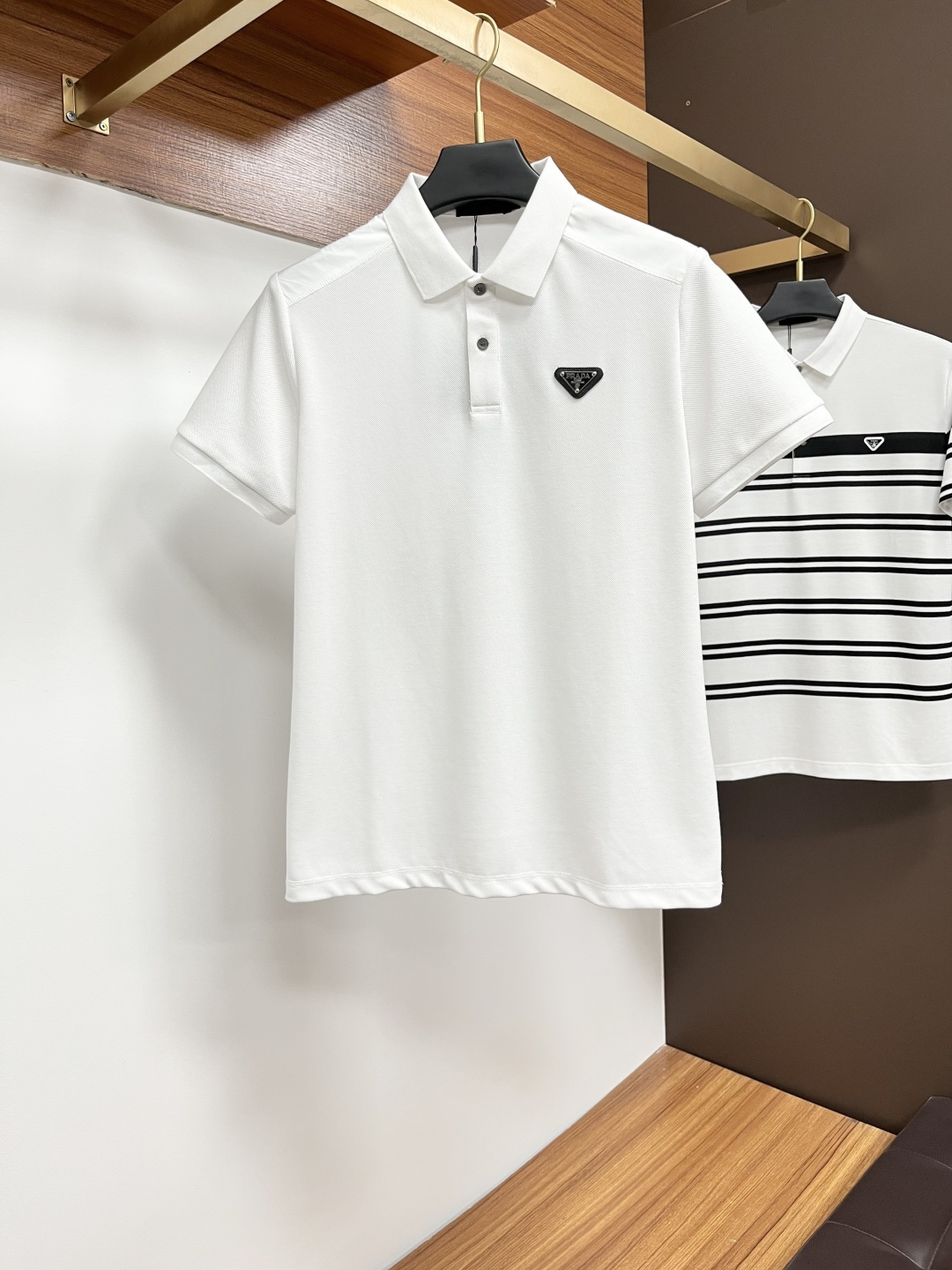 NO:429148,Prada The classic Polo collar design in spring and summer is matched with simple single-breasted lines, neat and smooth lines, cleverly modifying the neck lines, showing elegant and gentlemanly style. The exquisite brand logo on the left chest adopts traceless pressing process, delicate and flat, and low-key reveals luxurious texture, showing the brand's ingenuity and quality pursuit in the subtleties. Selected high-quality fabrics, soft and smooth, breathable, and comfortable to wear. Whether it is to attend a business occasion with casual trousers, showing professionalism and ability; or to combine it with jeans to create a daily look to create a relaxed and comfortable atmosphere, it can be perfectly adapted. ZJ helps you interpret diverse styles with a calm attitude and show your unique taste. Size M-4XL,,prada,jeans,alexander wang19860909普拉达 春夏经典的Polo领设计,搭配简洁的单排扣,线条利落流畅,巧妙修饰颈部线条,彰显优雅绅士格调.左胸处精致的品牌标识,采用无痕压胶工艺,细腻而平整,低调间流露奢华质感,于细微之处展现品牌匠心与品质追求. 精选优质面料,触感柔软顺滑,透气性佳,穿着舒适自在.无论是搭配休闲西裤出席商务场合,展现专业干练；还是与牛仔裤组合打造日常造型,营造轻松惬意氛围,它都能完美适配,ZJ助你以从容姿态诠释多样风格,尽显独特品味. 尺码M-4XL,,prada,jeans,alexander wang,Men's clothing