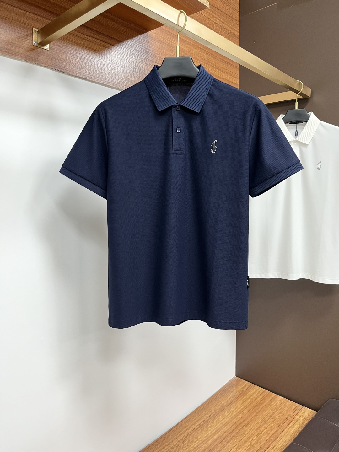 NO:429160,Polo Spring and summer classic Polo collar design, paired with simple single-breasted lines, neat and smooth lines, cleverly modifying the neck lines, showing elegant and gentlemanly style. The exquisite brand logo on the left chest adopts traceless pressing process, delicate and flat, low-key, and luxurious texture, showing the brand's ingenuity and quality pursuit in the subtleties. Selected high-quality fabrics, soft and smooth, breathable, and comfortable and comfortable to wear. Whether it is to wear casual trousers to show professionalism and ability; or to combine with jeans to create a daily look to create a relaxed and comfortable atmosphere, it can be perfectly adapted. ZJ helps you interpret diverse styles with a calm attitude and show your unique taste. Size M-4XL, jeans, alexander wang19860909Polo 春夏经典的Polo领设计,搭配简洁的单排扣,线条利落流畅,巧妙修饰颈部线条,彰显优雅绅士格调.左胸处精致的品牌标识,采用无痕压胶工艺,细腻而平整,低调间流露奢华质感,于细微之处展现品牌匠心与品质追求. 精选优质面料,触感柔软顺滑,透气性佳,穿着舒适自在.无论是搭配休闲西裤出席商务场合,展现专业干练；还是与牛仔裤组合打造日常造型,营造轻松惬意氛围,它都能完美适配,ZJ助你以从容姿态诠释多样风格,尽显独特品味. 尺码M-4XL,,jeans,alexander wang,Men's clothing