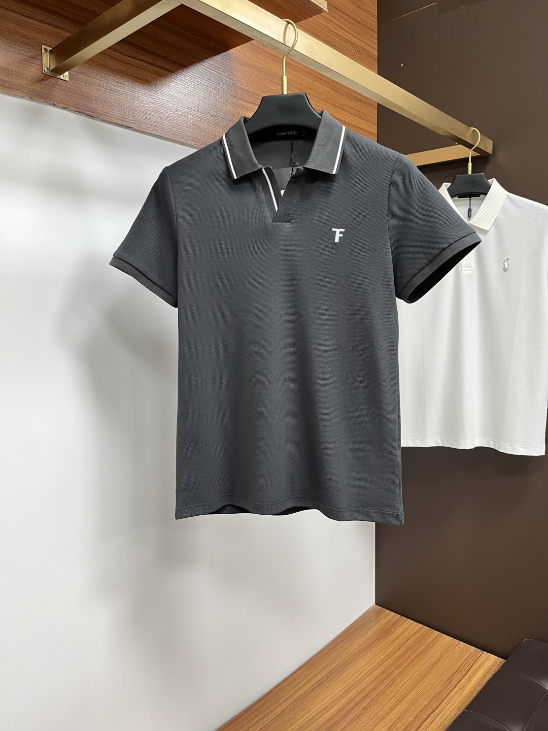 NO:429166,TF's classic Polo collar design in spring and summer, paired with simple single-breasted lines, neat and smooth lines, cleverly modifying the neck lines, showing elegant and gentlemanly style. The exquisite brand logo on the left chest adopts traceless pressing process, delicate and flat, low-key, and luxurious texture, showing the brand's ingenuity and quality pursuit in the subtleties. Selected high-quality fabrics, soft and smooth, breathable, and comfortable to wear. Whether it is to attend a business occasion with casual trousers, showing professionalism and ability; or to combine with jeans to create a daily look to create a relaxed and comfortable atmosphere, it can be perfectly adapted. ZJ helps you interpret diverse styles with a calm attitude and show your unique taste. Size M-4XL,,tom ford,jeans,alexander wang19860909TF 春夏经典的Polo领设计,搭配简洁的单排扣,线条利落流畅,巧妙修饰颈部线条,彰显优雅绅士格调.左胸处精致的品牌标识,采用无痕压胶工艺,细腻而平整,低调间流露奢华质感,于细微之处展现品牌匠心与品质追求. 精选优质面料,触感柔软顺滑,透气性佳,穿着舒适自在.无论是搭配休闲西裤出席商务场合,展现专业干练；还是与牛仔裤组合打造日常造型,营造轻松惬意氛围,它都能完美适配,ZJ助你以从容姿态诠释多样风格,尽显独特品味. 尺码M-4XL,,tom ford,jeans,alexander wang,Men's clothing