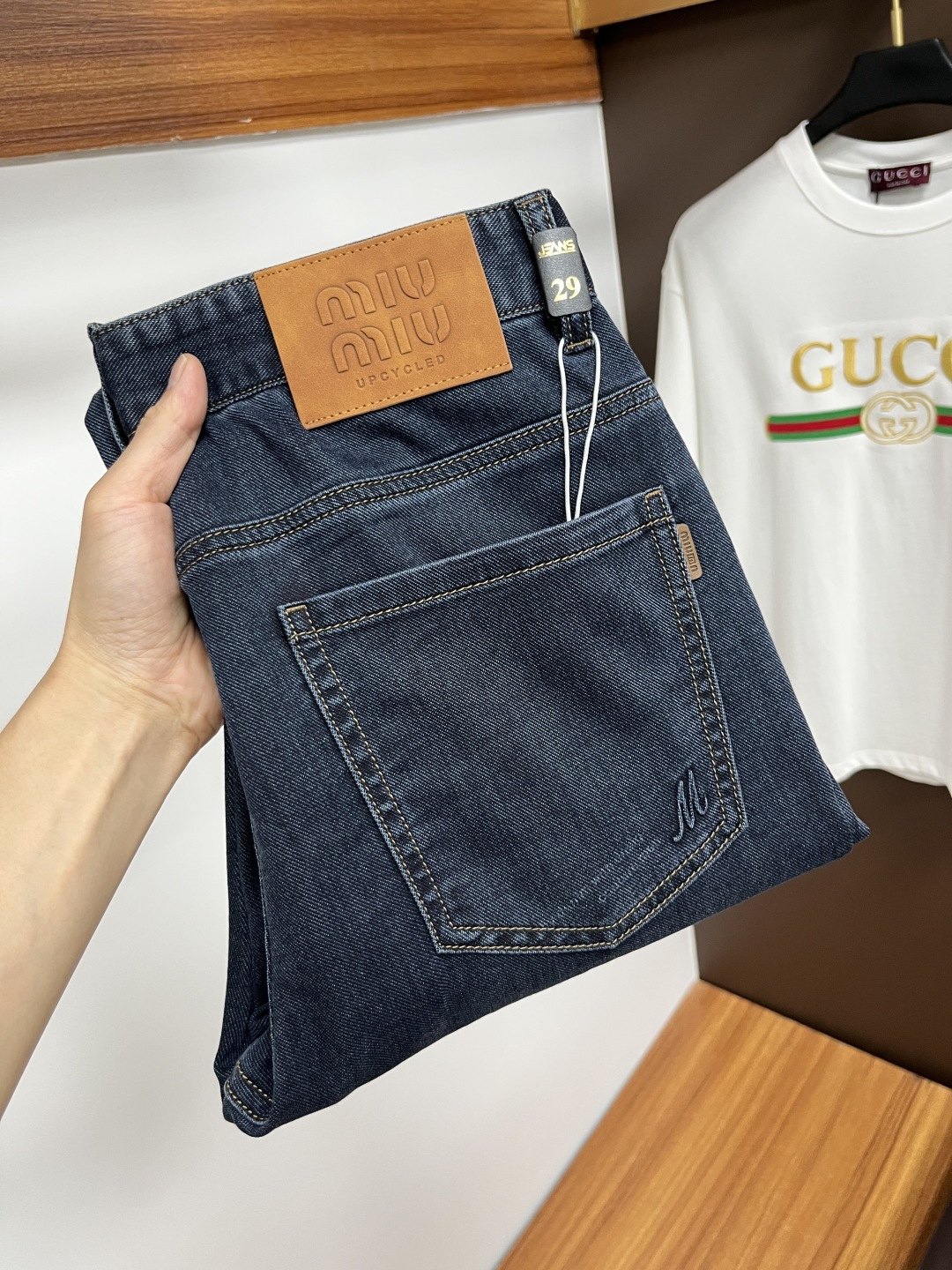 NO:474072,miumiu The latest jeans in summer 2025 are stress-free when entering and leaving the store. Hot-selling counters. Taste and value are shared. They are very comfortable to wear. Low-key and luxurious. They are very classy when worn. There is no need to say much about the style and cutting of the pants. The upper body is exquisite and vivid. The true first-class quality is a truly palace-grade casual pants, which are made of Turkish cotton, and produce the most famous tannin cloth. The quality is excellent. The pants are soft after heavy washing. The straight-footed style is not picky. The upper body is absolutely stylish. L25 is extremely luxurious!  Size 29-38, miumiu, jeans, alexander wang19860909miumiu 2025年夏季最新品牛仔裤出入专卖店无压力 专柜热销款 品味与价值共享 身穿着非常舒适 低调不失奢华 穿出去非常有档次,裤型款式和裁剪亦无需多言 上身精致跃然.真正一等一顶级质料 真正殿堂级的休闲裤,选用土耳其的棉花 生产出最有名的单宁布 品质卓然 经过重水洗使得裤子很柔软 直脚的版型 不挑人 上身绝对的有型 L25 极度奢华！尺码29-38,,miumiu,jeans,alexander wang,Men's clothing