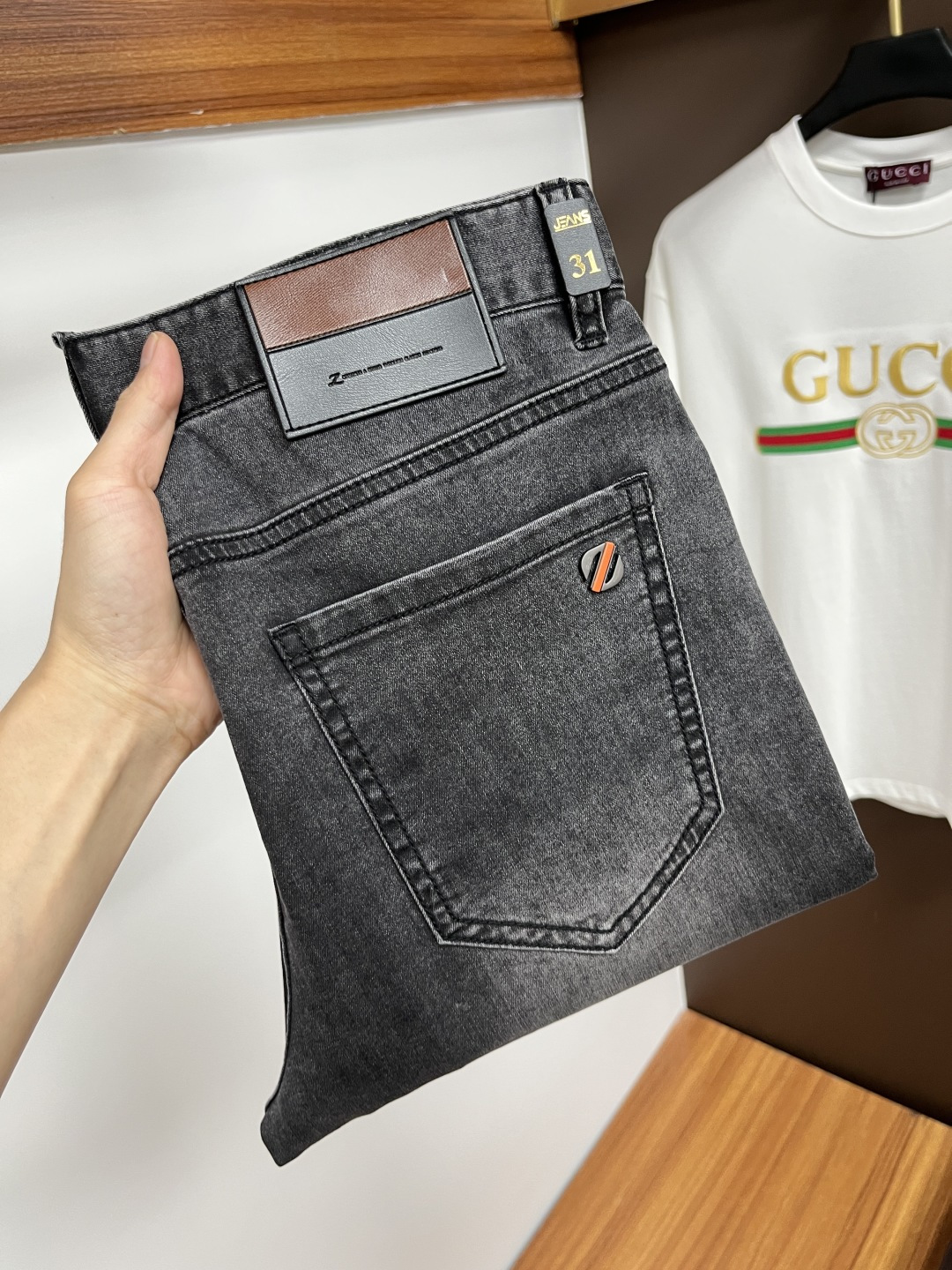 NO:474076,Jenia's latest summer 2025 jeans are stress-free when entering and leaving the store. The counter is popular. Taste and value are shared. It is very comfortable to wear. It is low-key and luxurious. It is very classy when worn. The trouser style and cutting are not too much. The upper body is exquisite and vivid. It is truly first-class and top-quality. The real palace-grade casual pants are made of Turkey cotton and produce the most famous tannin cloth. The quality is excellent. It is heavy washing and makes the pants very soft. The straight-footed style is not picky. The upper body is absolutely stylish. L25 is extremely luxurious!  Size 29-38, zegna, jeans, alexander wang19860909杰尼亚 2025年夏季最新品牛仔裤出入专卖店无压力 专柜热销款 品味与价值共享 身穿着非常舒适 低调不失奢华 穿出去非常有档次,裤型款式和裁剪亦无需多言 上身精致跃然.真正一等一顶级质料 真正殿堂级的休闲裤,选用土耳其的棉花 生产出最有名的单宁布 品质卓然 经过重水洗使得裤子很柔软 直脚的版型 不挑人 上身绝对的有型 L25 极度奢华！尺码29-38,,zegna,jeans,alexander wang,Men's clothing