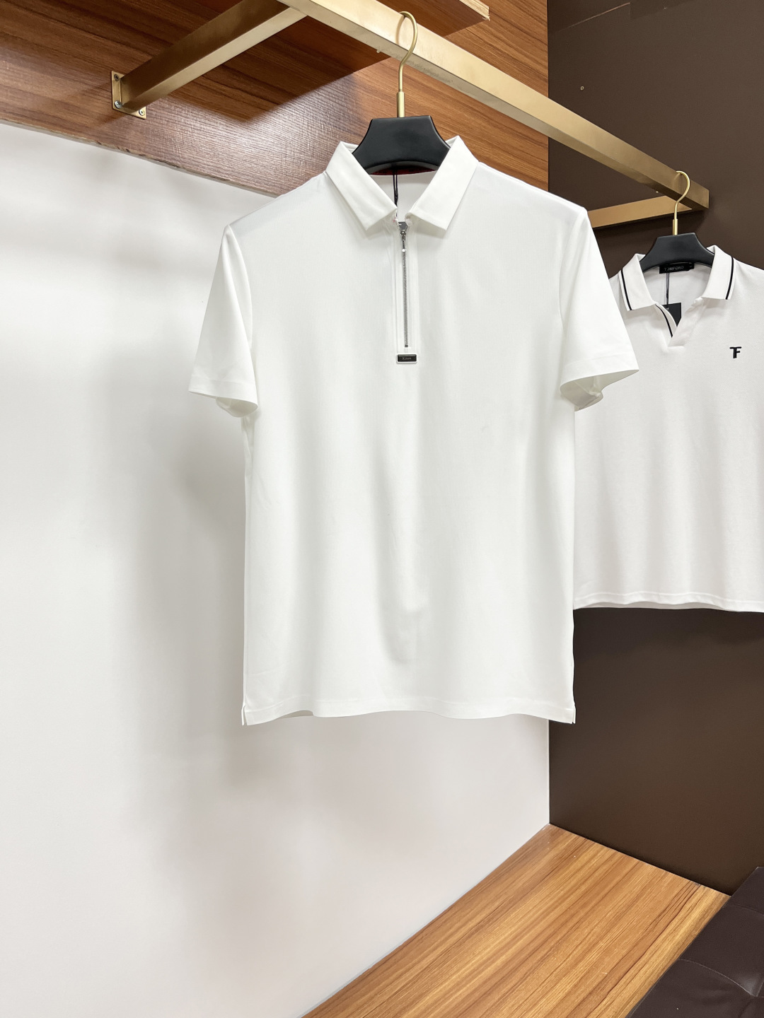 NO:430979,Kiton's classic Polo collar design in spring and summer 2025 is matched with simple single-breasted lines, neat and smooth lines, cleverly modifying the neck lines, showing elegant and gentlemanly style. The exquisite brand logo on the left chest adopts traceless pressing process, delicate and flat, low-key, and luxurious texture, showing the brand's ingenuity and quality pursuit in the subtleties. Selected high-quality fabrics, soft and smooth, breathable, and comfortable and comfortable to wear. Whether it is to attend a business occasion with casual trousers, showing professionalism and ability; or to combine it with jeans to create a daily look to create a relaxed and comfortable atmosphere, it can be perfectly adapted. ZJ helps you interpret diverse styles with a calm attitude and show your unique taste. Size M-4XL, jeans, alexander wang19860909Kiton 2025春夏经典的Polo领设计,搭配简洁的单排扣,线条利落流畅,巧妙修饰颈部线条,彰显优雅绅士格调.左胸处精致的品牌标识,采用无痕压胶工艺,细腻而平整,低调间流露奢华质感,于细微之处展现品牌匠心与品质追求. 精选优质面料,触感柔软顺滑,透气性佳,穿着舒适自在.无论是搭配休闲西裤出席商务场合,展现专业干练；还是与牛仔裤组合打造日常造型,营造轻松惬意氛围,它都能完美适配,ZJ助你以从容姿态诠释多样风格,尽显独特品味. 尺码M-4XL,,jeans,alexander wang,Men's clothing