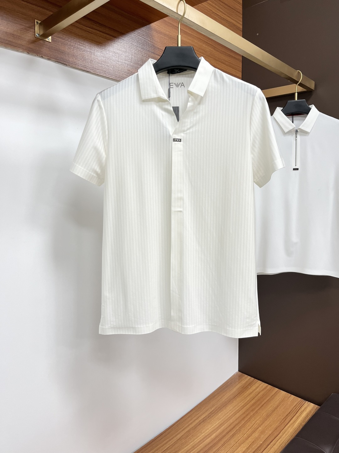 NO:430974,Armani Spring and Summer 2025 classic Polo collar design, paired with simple single-breasted lines, neat and smooth lines, cleverly modifying the neck lines, showing elegant and gentlemanly style. The exquisite brand logo on the left chest adopts traceless pressing process, delicate and flat, low-key, and luxurious texture, showing the brand's ingenuity and quality pursuit in the subtleties. Selected high-quality fabrics, soft and smooth, breathable, and comfortable and comfortable to wear. Whether it is to wear casual trousers to show professionalism and ability; or to combine them with jeans to create a daily look to create a relaxed and comfortable atmosphere, it can be perfectly adapted. ZJ helps you interpret diverse styles with a calm attitude and show your unique taste. Size M-4XL,,armani,jeans,alexander wang19860909阿玛尼 2025春夏经典的Polo领设计,搭配简洁的单排扣,线条利落流畅,巧妙修饰颈部线条,彰显优雅绅士格调.左胸处精致的品牌标识,采用无痕压胶工艺,细腻而平整,低调间流露奢华质感,于细微之处展现品牌匠心与品质追求. 精选优质面料,触感柔软顺滑,透气性佳,穿着舒适自在.无论是搭配休闲西裤出席商务场合,展现专业干练；还是与牛仔裤组合打造日常造型,营造轻松惬意氛围,它都能完美适配,ZJ助你以从容姿态诠释多样风格,尽显独特品味. 尺码M-4XL,,armani,jeans,alexander wang,Men's clothing