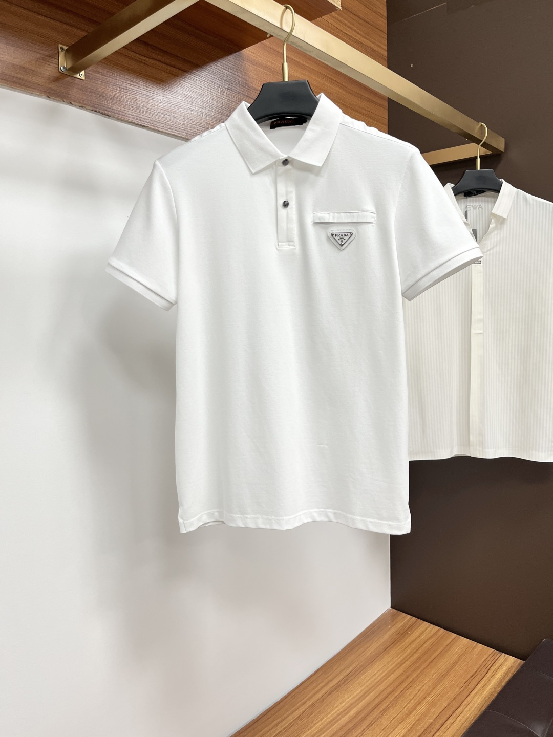 NO:465480,Prada 2025 spring and summer classic Polo collar design, paired with simple single-breasted lines, neat and smooth lines, cleverly modifying the neck lines, showing elegant and gentlemanly style. The exquisite brand logo on the left chest adopts traceless pressing process, delicate and flat, low-key, and luxurious texture, showing the brand's ingenuity and quality pursuit in the subtleties. Selected high-quality fabrics, soft and smooth, breathable, and comfortable and comfortable to wear. Whether it is to wear casual trousers to show professionalism and ability; or to combine with jeans to create a daily look to create a relaxed and comfortable atmosphere, it can be perfectly adapted. ZJ helps you interpret diverse styles with a calm attitude and show your unique taste. Size M-4XL,,prada,jeans,alexander wang19860909普拉达 2025春夏经典的Polo领设计,搭配简洁的单排扣,线条利落流畅,巧妙修饰颈部线条,彰显优雅绅士格调.左胸处精致的品牌标识,采用无痕压胶工艺,细腻而平整,低调间流露奢华质感,于细微之处展现品牌匠心与品质追求. 精选优质面料,触感柔软顺滑,透气性佳,穿着舒适自在.无论是搭配休闲西裤出席商务场合,展现专业干练；还是与牛仔裤组合打造日常造型,营造轻松惬意氛围,它都能完美适配,ZJ助你以从容姿态诠释多样风格,尽显独特品味. 尺码M-4XL,,prada,jeans,alexander wang,Men's clothing