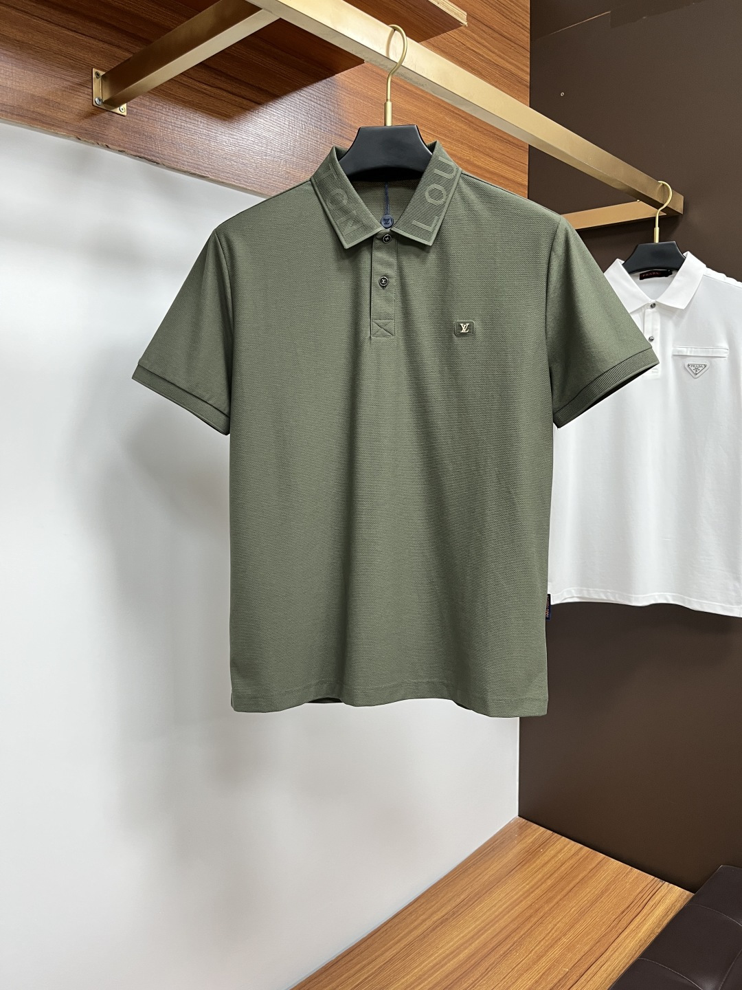 NO:476624,LV 2025 spring and summer classic Polo collar design, paired with simple single-breasted lines, neat and smooth lines, cleverly modifying the neck lines, showing elegant and gentlemanly style. The exquisite brand logo on the left chest adopts traceless pressing process, delicate and flat, low-key reveals luxurious texture, showing the brand's ingenuity and quality pursuit in the subtleties. Selected high-quality fabrics, soft and smooth, breathable, and comfortable and comfortable to wear. Whether it is to wear casual trousers to show professionalism and ability; or to combine them with jeans to create a daily look to create a relaxed and comfortable atmosphere, it can be perfectly adapted. ZJ helps you interpret diverse styles with a calm attitude and show your unique taste. Size M-4XL,,louis vuitton, jeans,alexander wang19860909LV 2025春夏经典的Polo领设计,搭配简洁的单排扣,线条利落流畅,巧妙修饰颈部线条,彰显优雅绅士格调.左胸处精致的品牌标识,采用无痕压胶工艺,细腻而平整,低调间流露奢华质感,于细微之处展现品牌匠心与品质追求. 精选优质面料,触感柔软顺滑,透气性佳,穿着舒适自在.无论是搭配休闲西裤出席商务场合,展现专业干练；还是与牛仔裤组合打造日常造型,营造轻松惬意氛围,它都能完美适配,ZJ助你以从容姿态诠释多样风格,尽显独特品味. 尺码M-4XL,,louis vuitton,jeans,alexander wang,Men's clothing