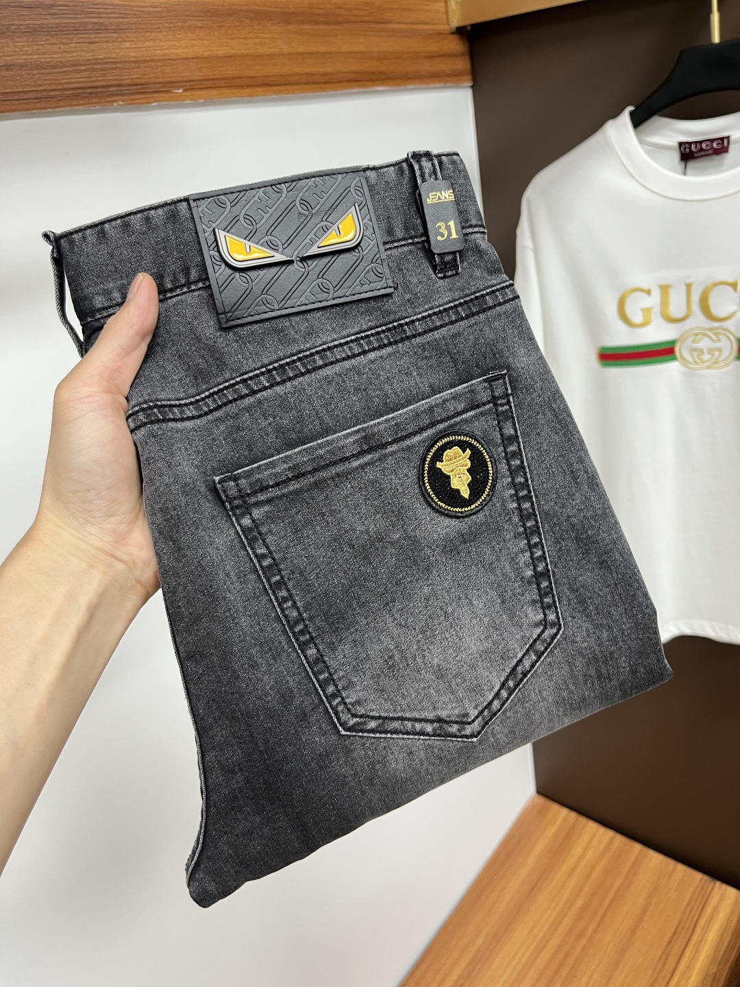 NO:504935,Fendi The latest jeans in summer are stress-free when entering and leaving the store. Hot-selling counters. Taste and value are shared. They are very comfortable to wear. Low-key and luxurious. They are very classy when worn. There is no need to say much about the style and cutting of the pants. The upper body is exquisite and vivid. The true first-class quality is a truly palace-grade casual pants, which are made of Turkish cotton, and produce the most famous tannin cloth. The quality is excellent. The pants are soft after heavy washing. The straight-footed style is not picky. The upper body is absolutely stylish. L25 is extremely luxurious!  Size 29-38, fendi, jeans, alexander wang19860909芬迪 年夏季最新品牛仔裤出入专卖店无压力 专柜热销款 品味与价值共享 身穿着非常舒适 低调不失奢华 穿出去非常有档次,裤型款式和裁剪亦无需多言 上身精致跃然.真正一等一顶级质料 真正殿堂级的休闲裤,选用土耳其的棉花 生产出最有名的单宁布 品质卓然 经过重水洗使得裤子很柔软 直脚的版型 不挑人 上身绝对的有型 L25 极度奢华！尺码29-38,,fendi,jeans,alexander wang,Men's clothing