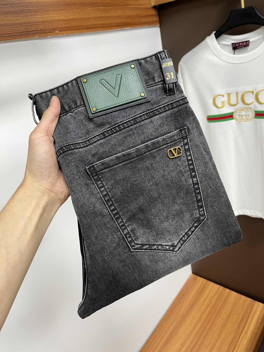 NO:504930,Valentino's latest summer jeans are stress-free when entering and leaving the store. Hot-selling counters. Taste and value are shared. Very comfortable to wear. Low-key and luxurious. It is very classy when worn. There is no need to say much about the style and cutting of the pants. The upper body is exquisite and vivid. The true first-class quality is a truly palace-grade casual pants, which are made of Turkish cotton, and produce the most famous tannin cloth. The quality is excellent. It is heavy washed and makes the pants very soft. The straight-footed style is not picky. The upper body is absolutely stylish. L25 is extremely luxurious!  Size 29-38, valentino, jeans, alexander wang19860909华伦天奴 年夏季最新品牛仔裤出入专卖店无压力 专柜热销款 品味与价值共享 身穿着非常舒适 低调不失奢华 穿出去非常有档次,裤型款式和裁剪亦无需多言 上身精致跃然.真正一等一顶级质料 真正殿堂级的休闲裤,选用土耳其的棉花 生产出最有名的单宁布 品质卓然 经过重水洗使得裤子很柔软 直脚的版型 不挑人 上身绝对的有型 L25 极度奢华！尺码29-38,,valentino,jeans,alexander wang,Men's clothing