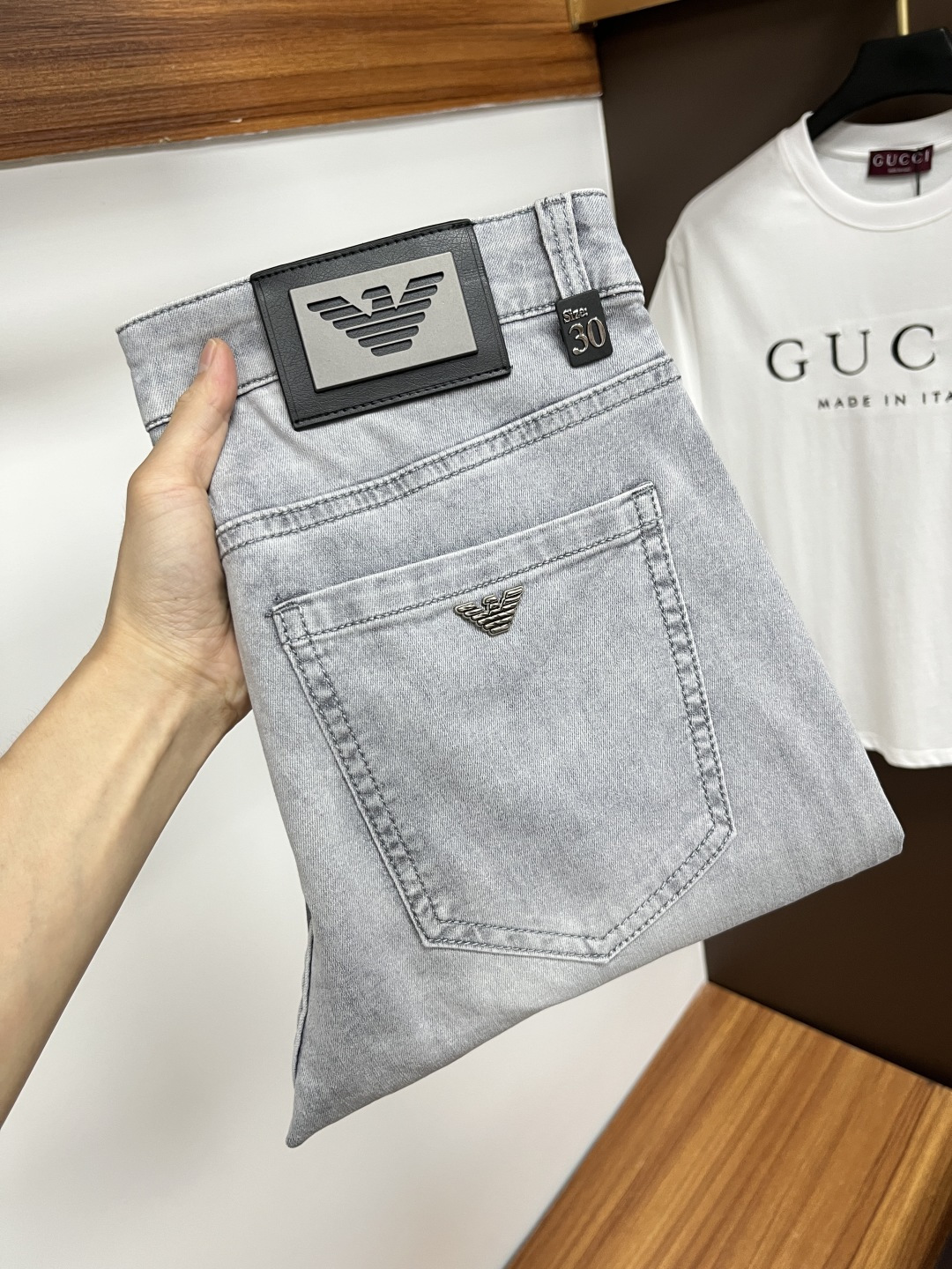 NO:465457,Armani The latest jeans in summer 2025 are stress-free when entering and leaving the store. Hot-selling counters. Taste and value are shared. They are very comfortable to wear. Low-key and luxurious. They are very classy when worn. There is no need to say much about the style and cutting of the pants. The upper body is exquisite and vivid. The truly first-class quality is a top-notch material. The real palace-grade casual pants are made of Turkey cotton and produce the most famous tannin fabric. The quality is excellent. The pants are soft after heavy washing. The straight-footed style is not picky. The upper body is absolutely stylish. L25 is extremely luxurious!  Size 29-38, Armani,jeans,alexander wang19860909阿玛尼 2025年夏季最新品牛仔裤出入专卖店无压力 专柜热销款 品味与价值共享 身穿着非常舒适 低调不失奢华 穿出去非常有档次,裤型款式和裁剪亦无需多言 上身精致跃然.真正一等一顶级质料 真正殿堂级的休闲裤,选用土耳其的棉花 生产出最有名的单宁布 品质卓然 经过重水洗使得裤子很柔软 直脚的版型 不挑人 上身绝对的有型 L25 极度奢华！尺码29-38,,armani,jeans,alexander wang,Men's clothing