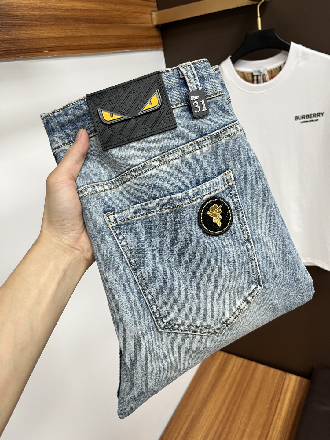 NO:482772,Fendi The latest jeans in summer 2025 are stress-free when entering and leaving the store. Hot-selling counters. Taste and value are shared. They are very comfortable to wear. Low-key and luxurious. They are very classy when worn. There is no need to say much about the style and cutting of the pants. The upper body is exquisite and vivid. The truly first-class quality is a top-notch material. The real palace-grade casual pants are made of Turkey cotton and produce the most famous tannin fabric. The quality is excellent. The pants are soft after heavy washing. The straight-footed style is not picky. The upper body is absolutely stylish. L25 is extremely luxurious!  Size 29-38, fendi, jeans, alexander wang19860909芬迪 2025年夏季最新品牛仔裤出入专卖店无压力 专柜热销款 品味与价值共享 身穿着非常舒适 低调不失奢华 穿出去非常有档次,裤型款式和裁剪亦无需多言 上身精致跃然.真正一等一顶级质料 真正殿堂级的休闲裤,选用土耳其的棉花 生产出最有名的单宁布 品质卓然 经过重水洗使得裤子很柔软 直脚的版型 不挑人 上身绝对的有型 L25 极度奢华！尺码29-38,,fendi,jeans,alexander wang,Men's clothing